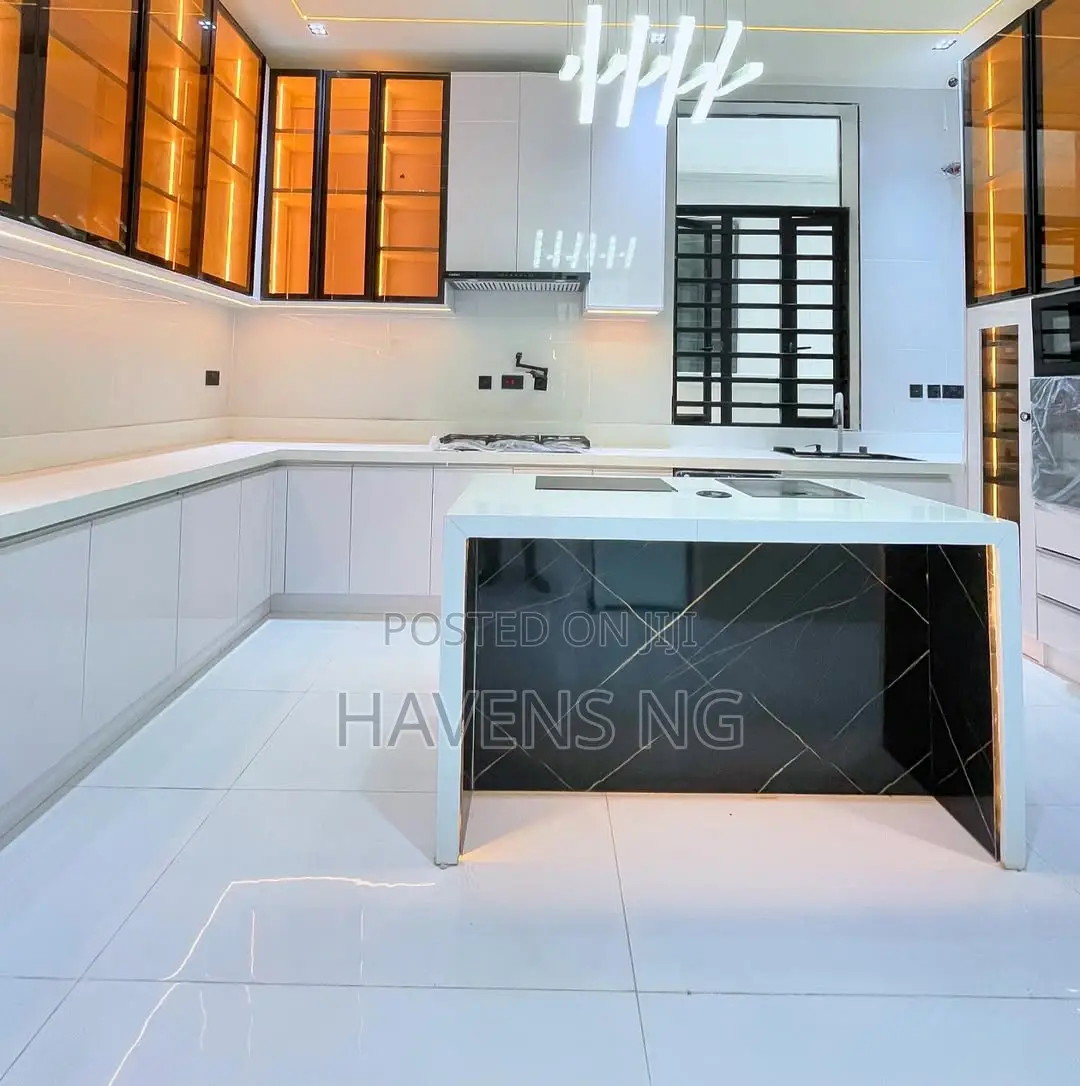 5bdrm Duplex in Chevron for sale