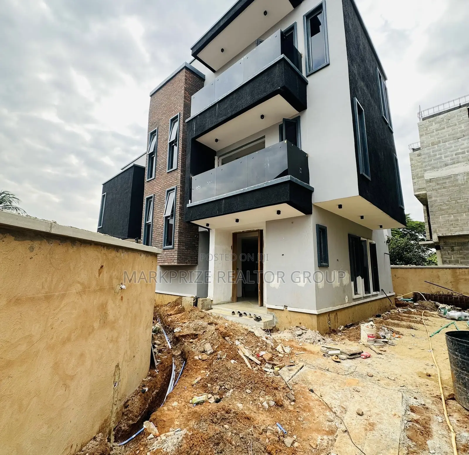 5bdrm Duplex in Ikeja Gra Lagos for sale