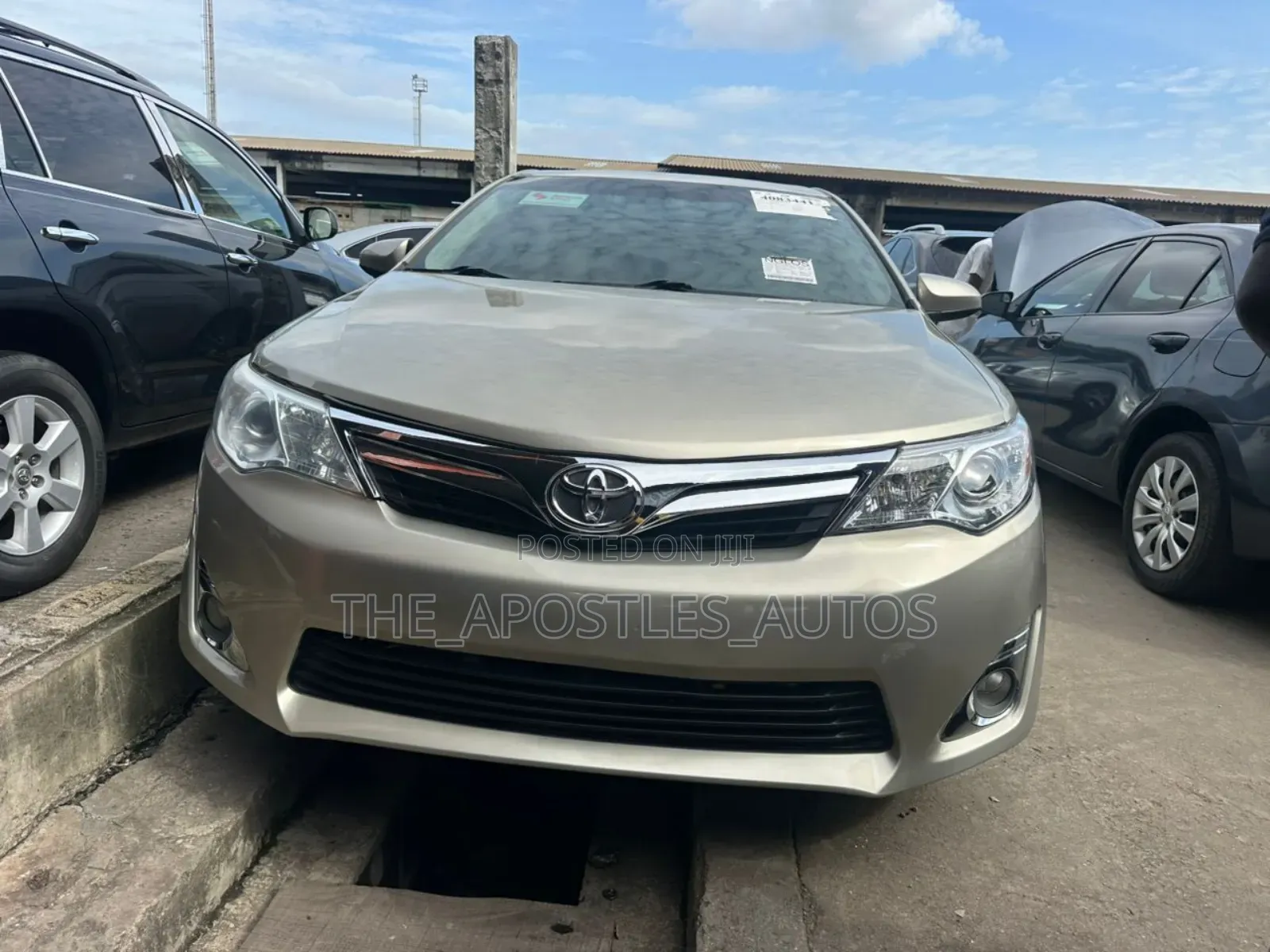 Toyota Camry XLE 4dr Sedan (3.5L 6cyl 6A) 2014 Gold