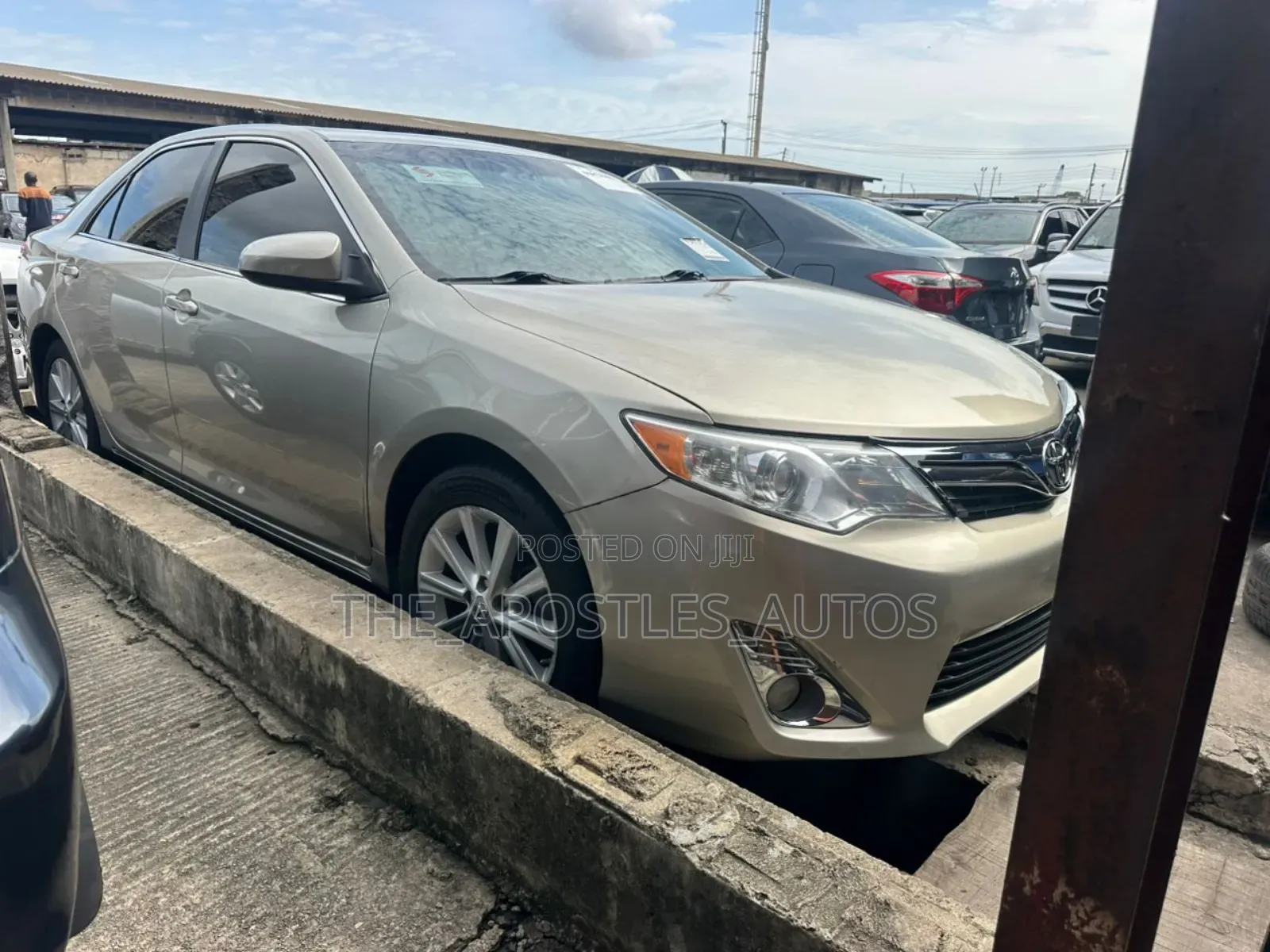 Toyota Camry XLE 4dr Sedan (3.5L 6cyl 6A) 2014 Gold