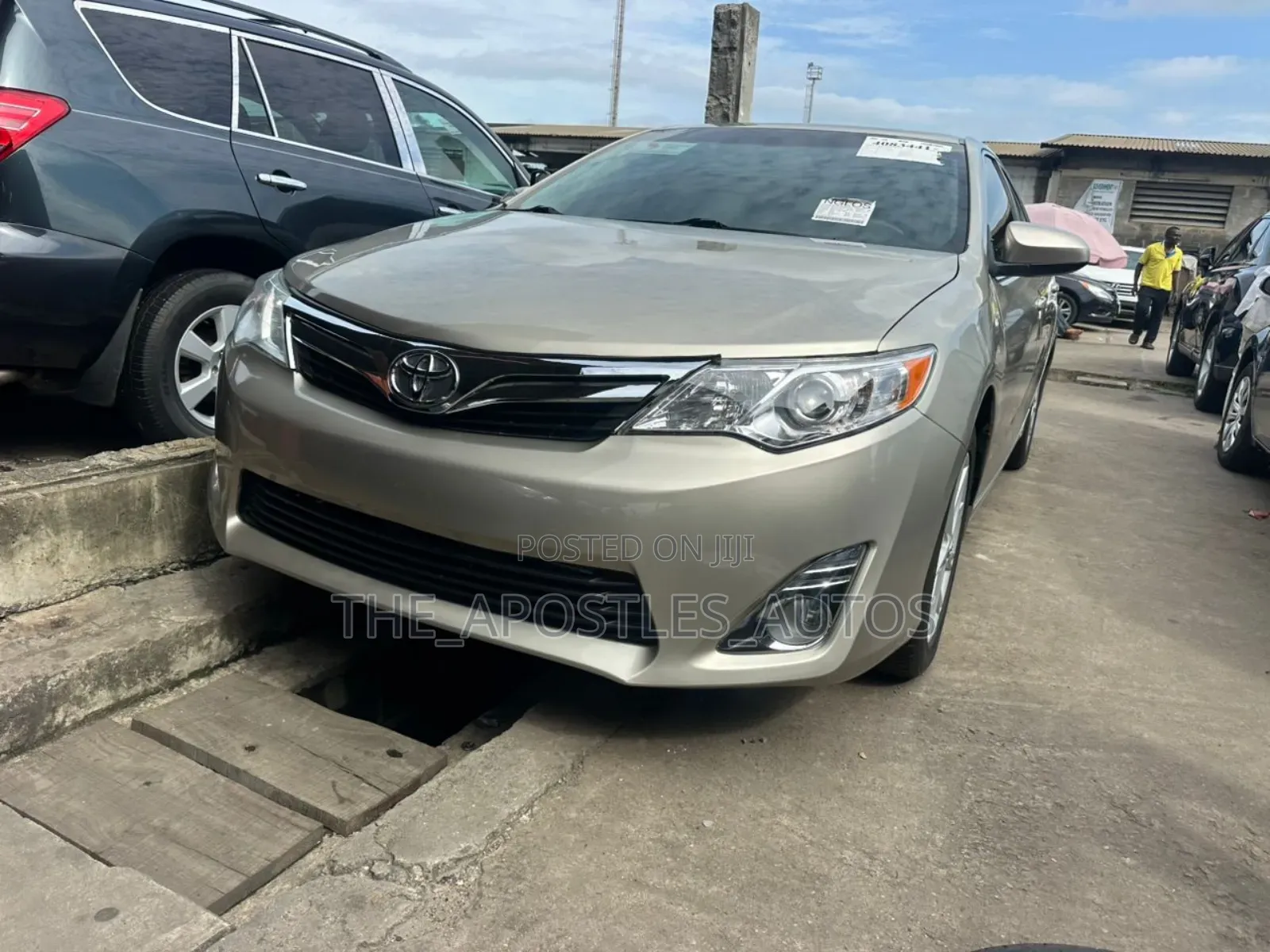 Toyota Camry XLE 4dr Sedan (3.5L 6cyl 6A) 2014 Gold
