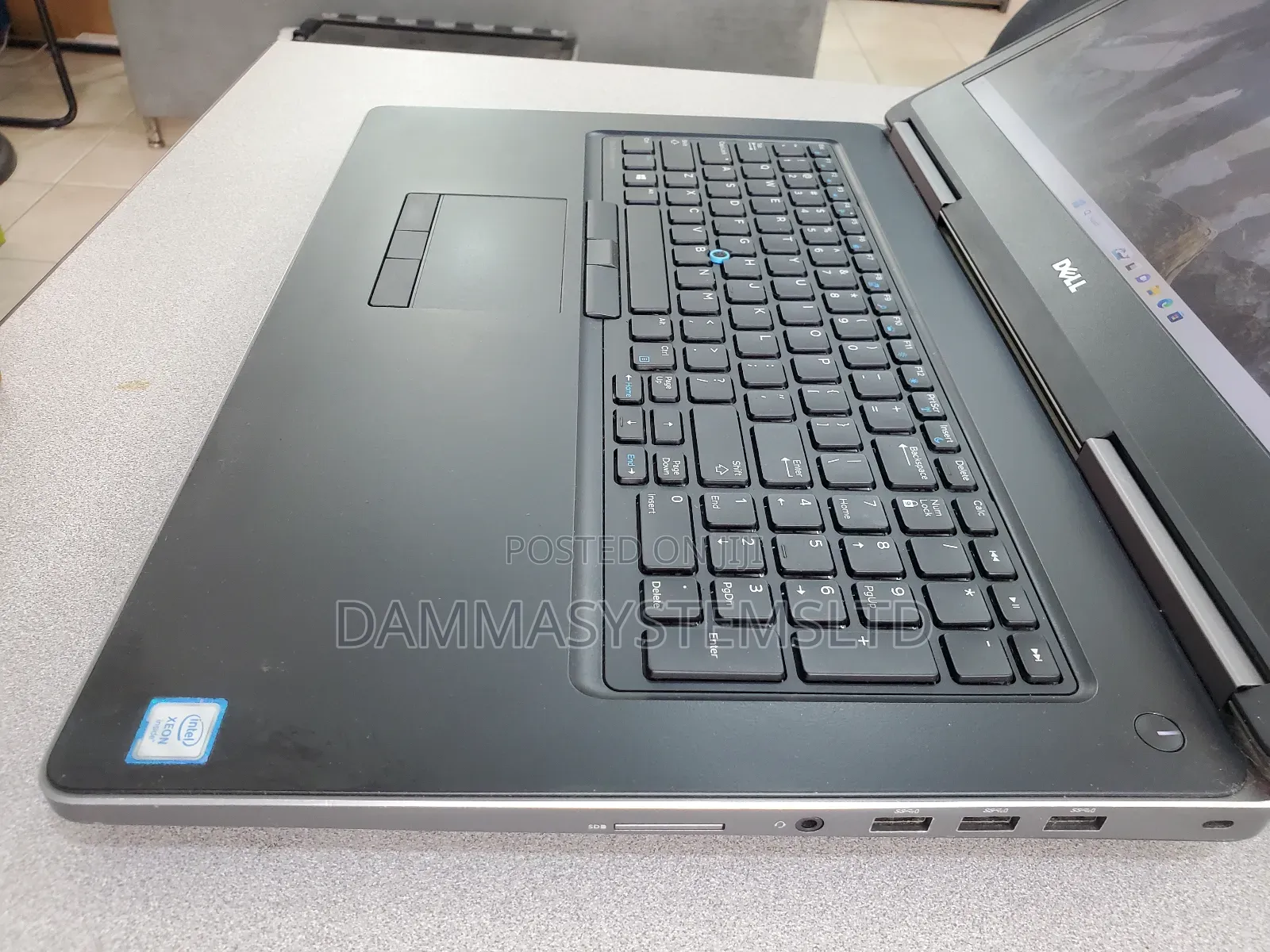 Laptop Dell Precision 7710 32GB Intel Xeon SSD 256GB