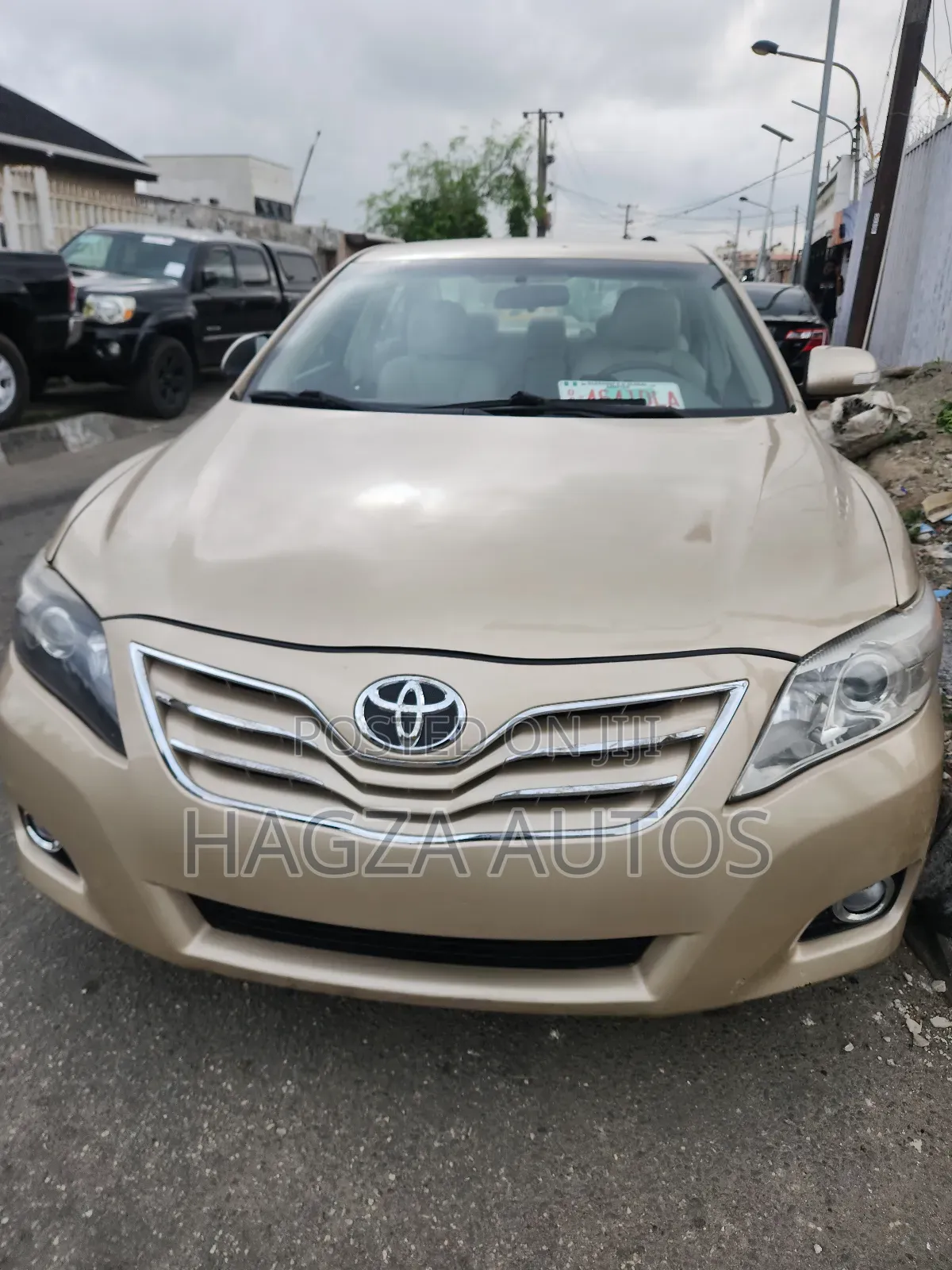 Toyota Camry LE 4dr Sedan (2.5L 4cyl 6A) 2011 Gold