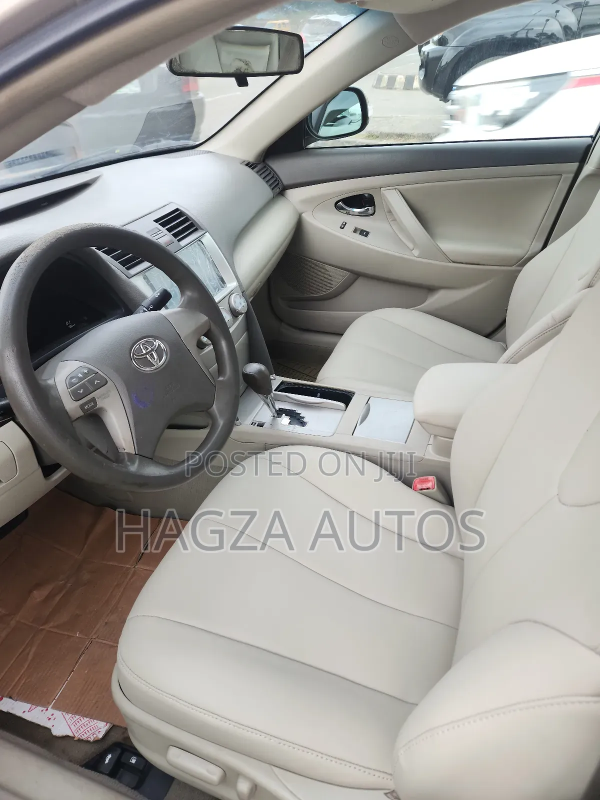 Toyota Camry LE 4dr Sedan (2.5L 4cyl 6A) 2011 Gold
