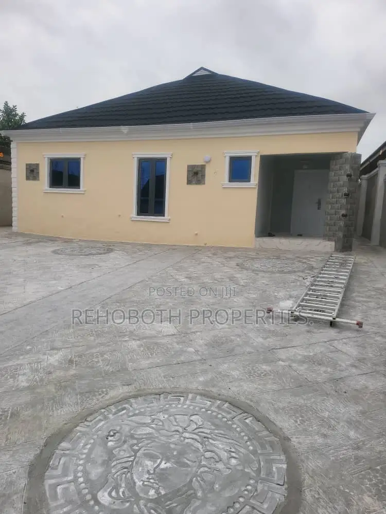 4bdrm Bungalow in Behind Elebu Health, Ibadan for sale