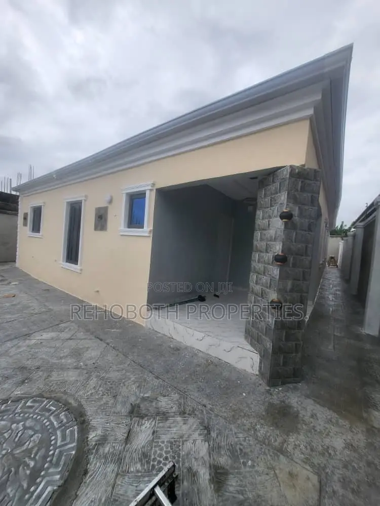 4bdrm Bungalow in Behind Elebu Health, Ibadan for sale