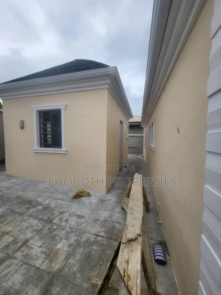 4bdrm Bungalow in Behind Elebu Health, Ibadan for sale