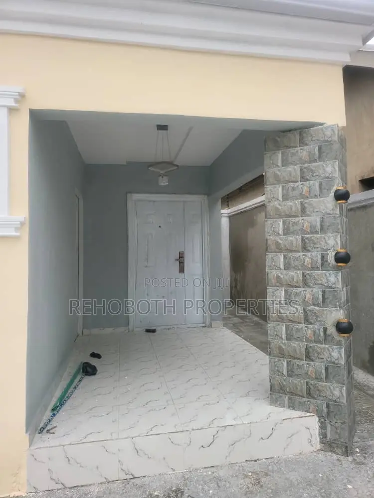 4bdrm Bungalow in Behind Elebu Health, Ibadan for sale