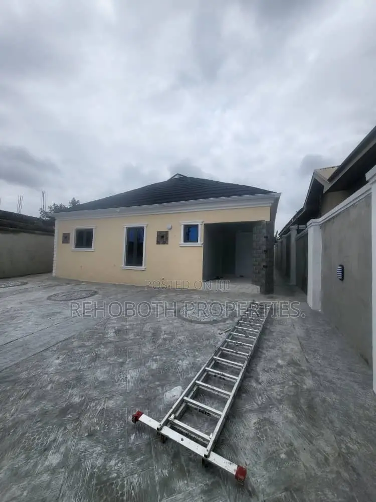 4bdrm Bungalow in Behind Elebu Health, Ibadan for sale