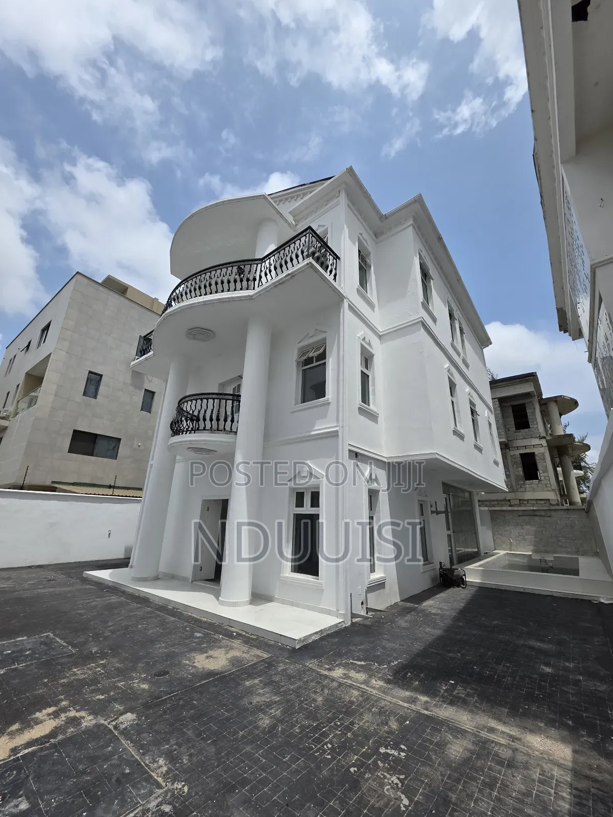 4bdrm Duplex in Banana Island for sale