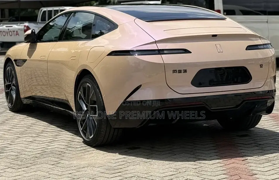 New Avatr 12 2025 Gold