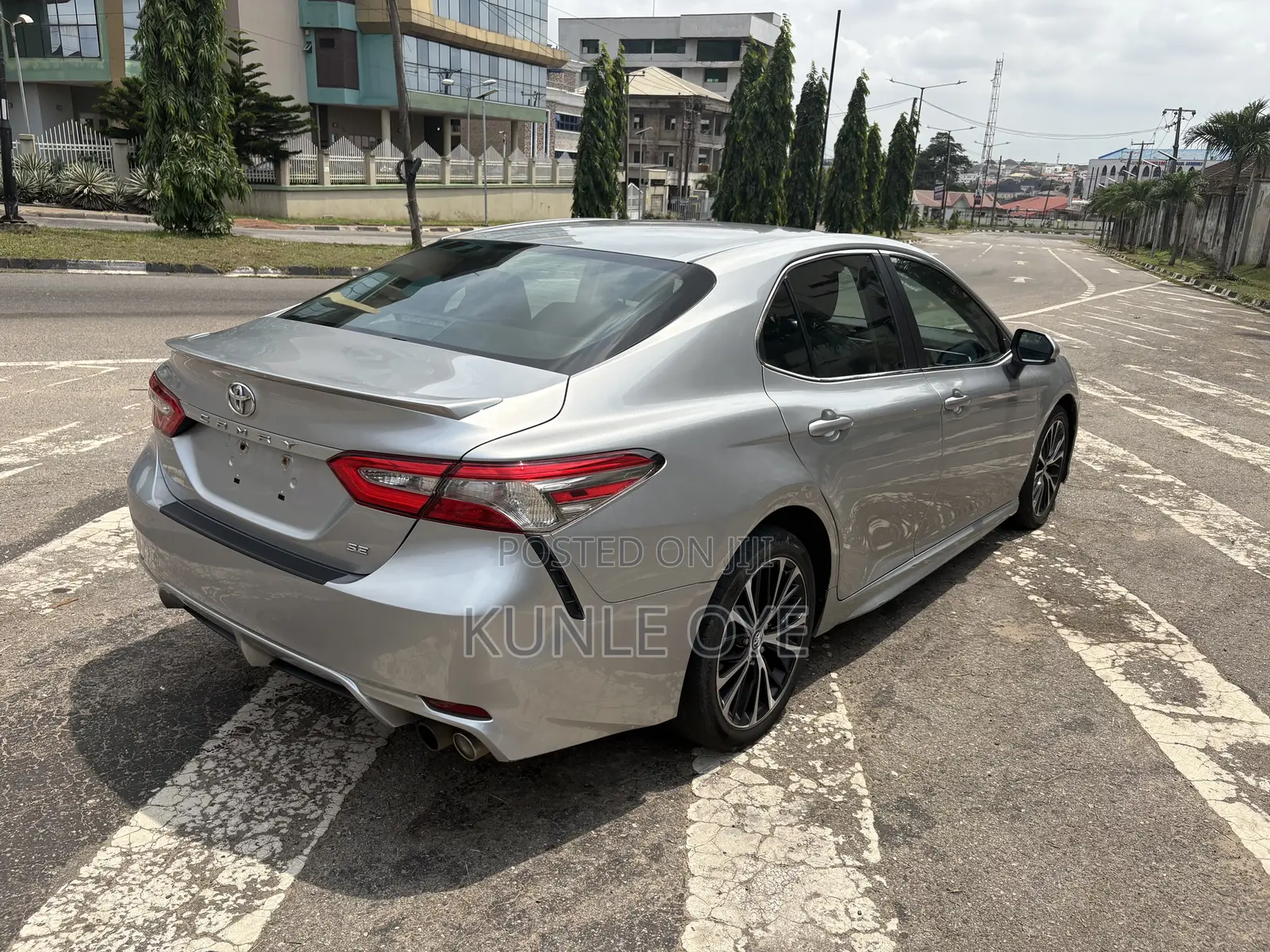 Toyota Camry SE FWD (2.5L 4cyl 8AM) 2018 Silver