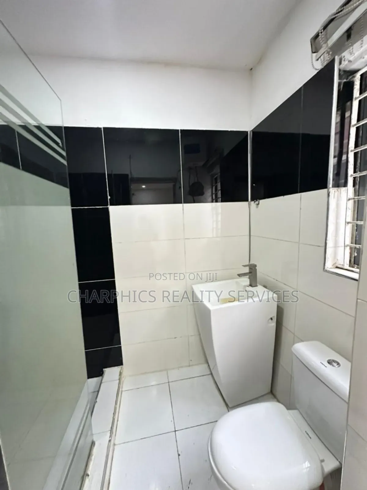 2bdrm Apartment in Lekki Phase 1 for rent