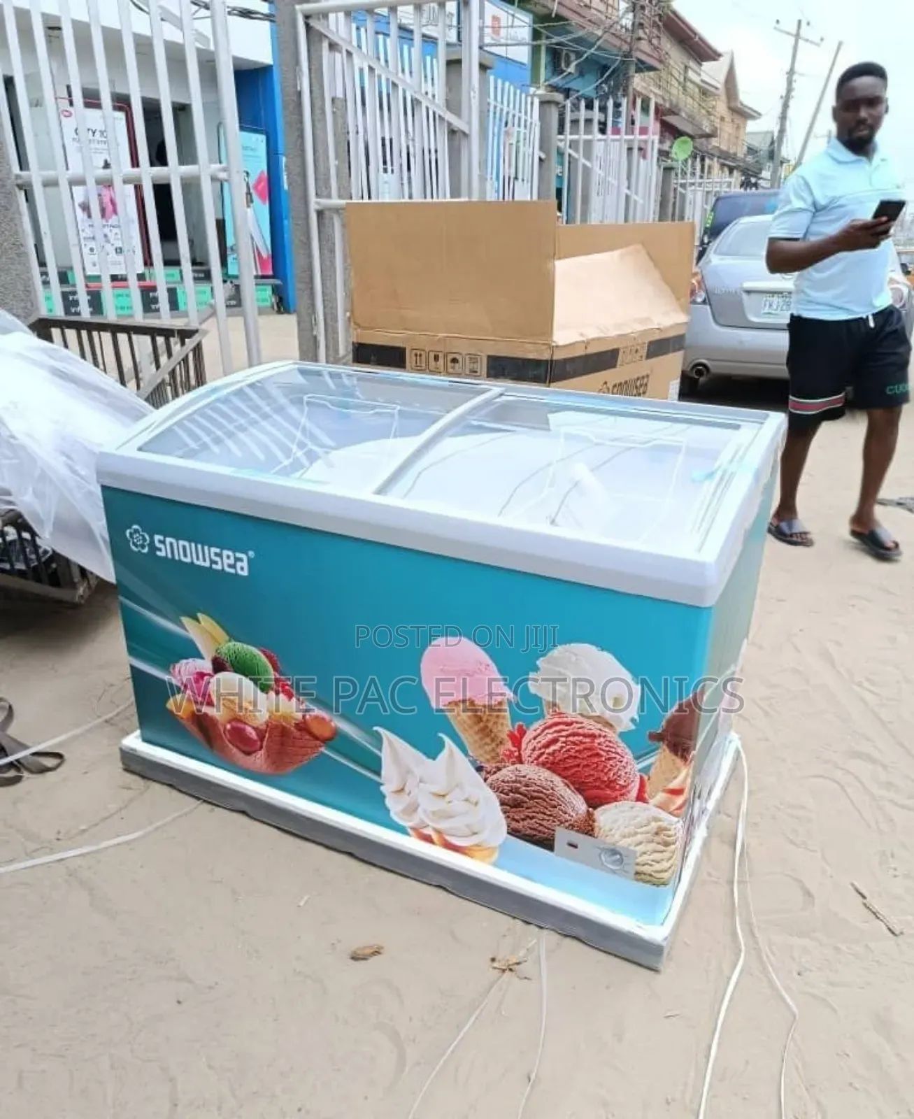 Snowsea Showcase Freezer 368 Liter  With External Complesor