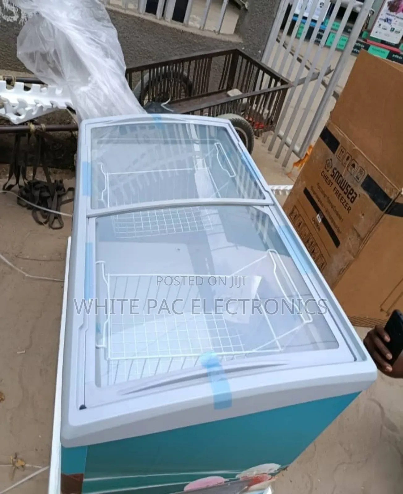 Snowsea Showcase Freezer 368 Liter  With External Complesor