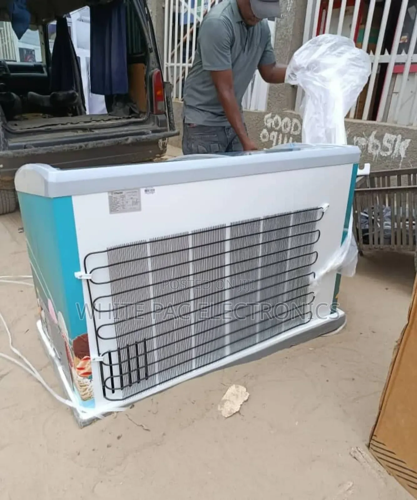 Snowsea Showcase Freezer 368 Liter  With External Complesor