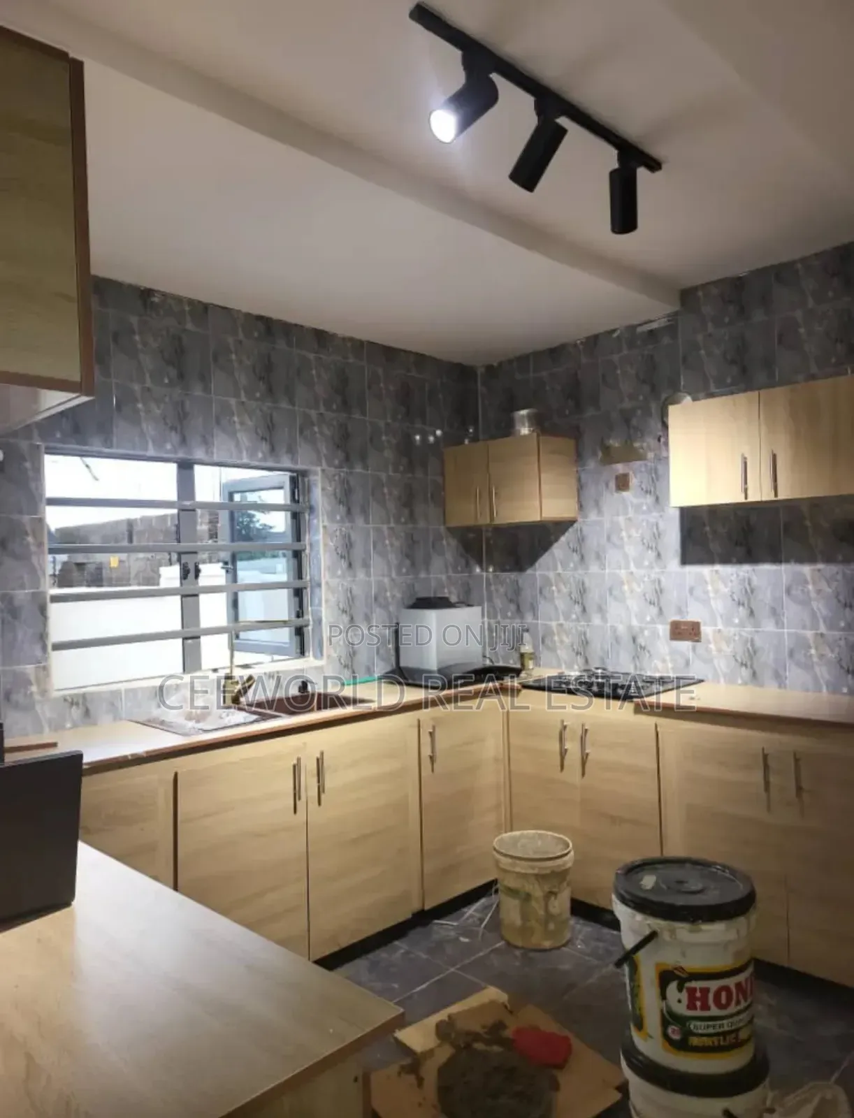 4bdrm Bungalow in Health Center. Elebu, Akala Express for sale