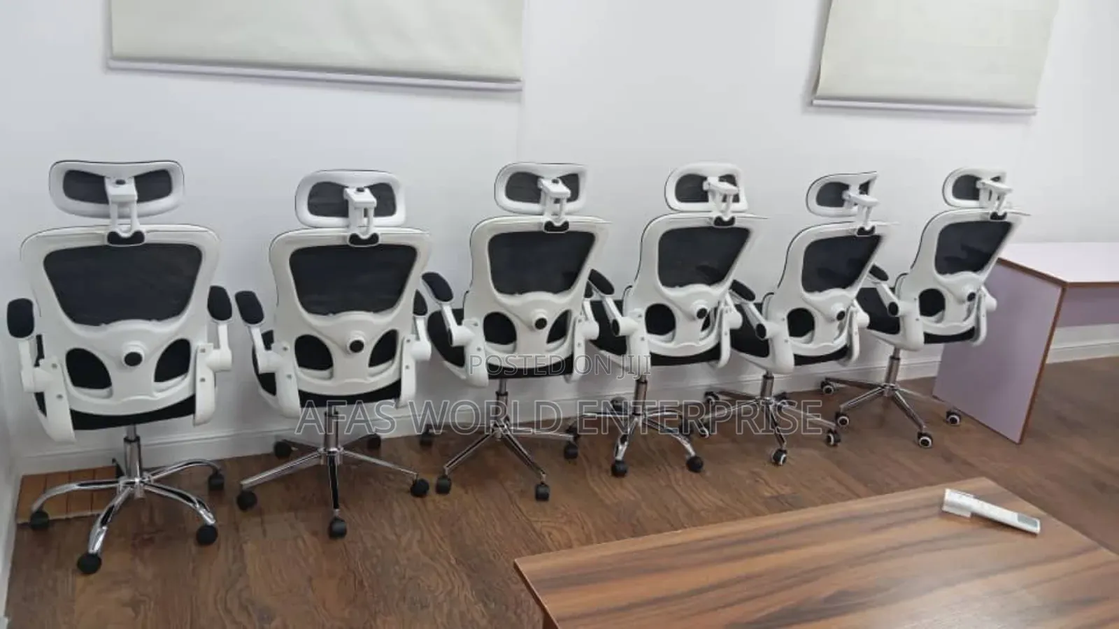 Beautiful Ergonomic Chair With Metal Leg