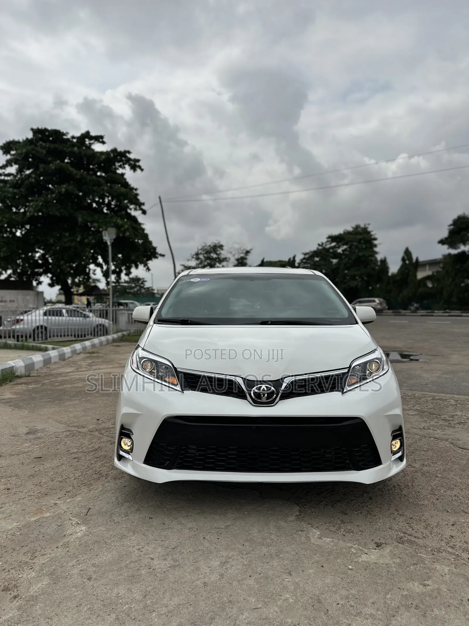 Toyota Sienna XLE Premium 8 Passenger (3.5L 6cyl 8A) 2017 White