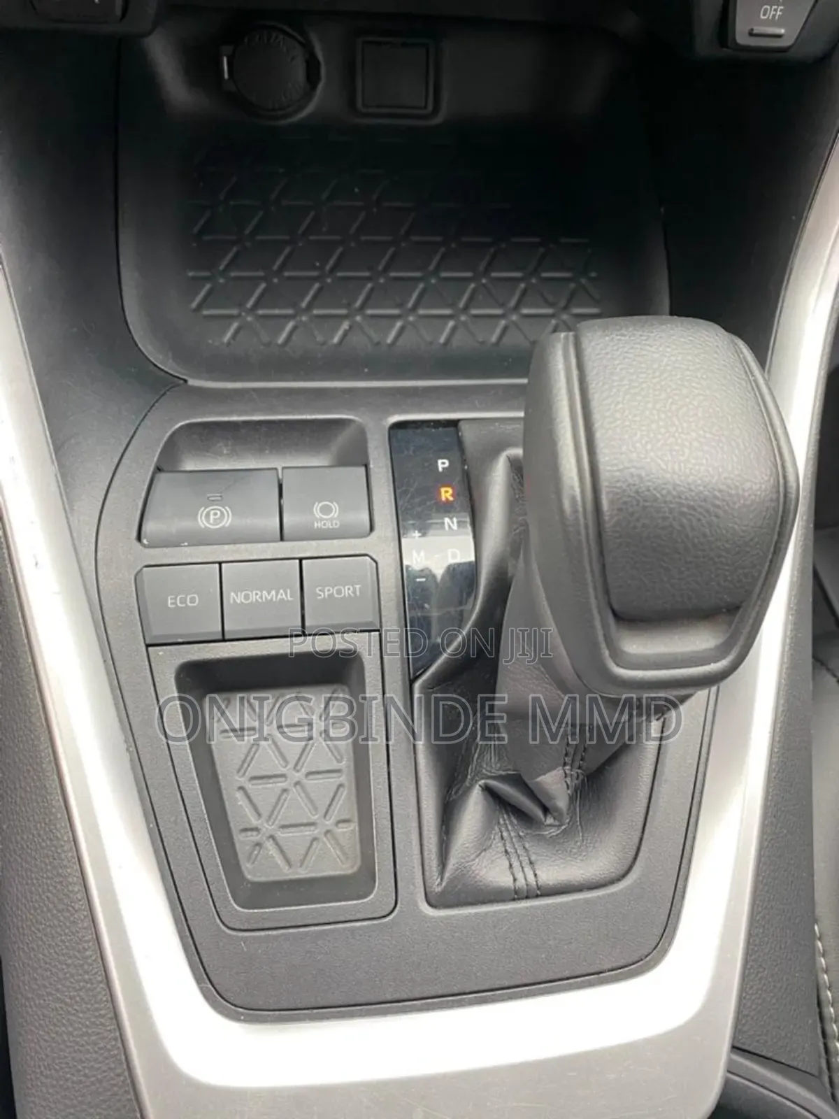 Toyota RAV4 LE 2021 White
