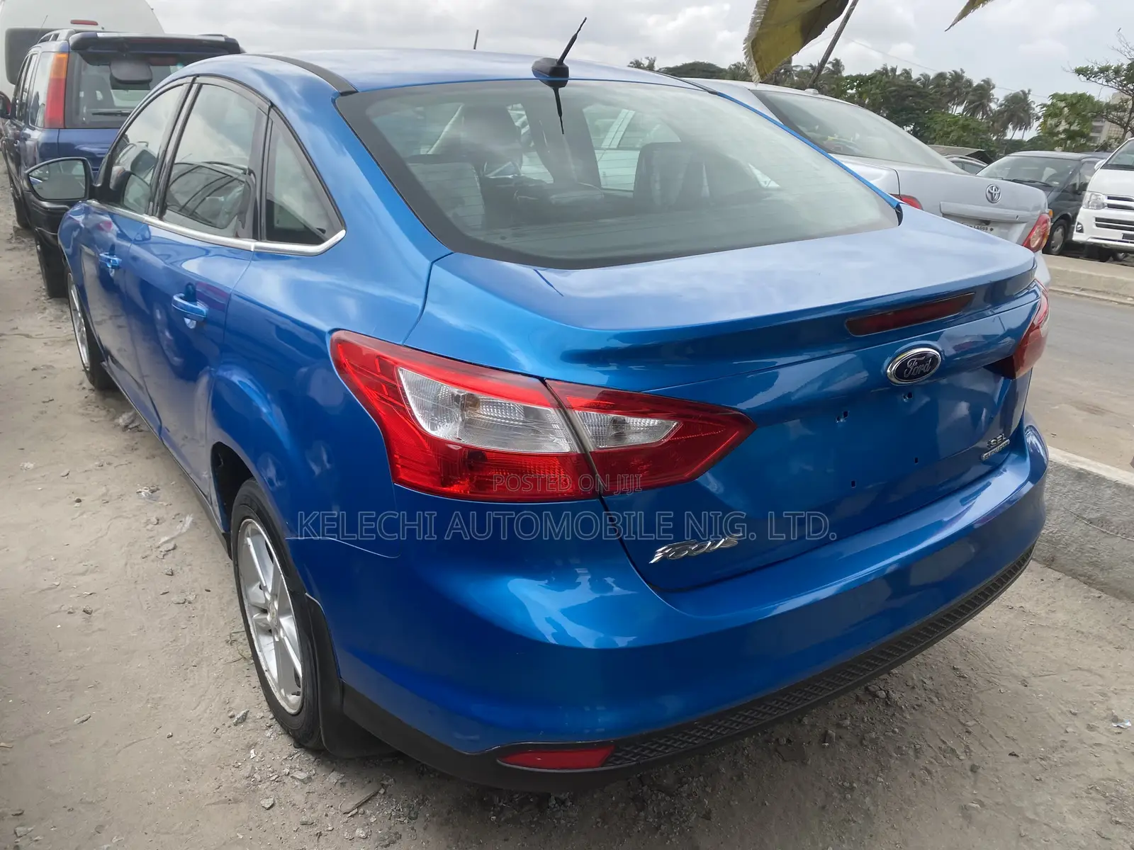 Ford Focus SE Sedan FWD (2.0L 4cyl 5M) 2013 Blue