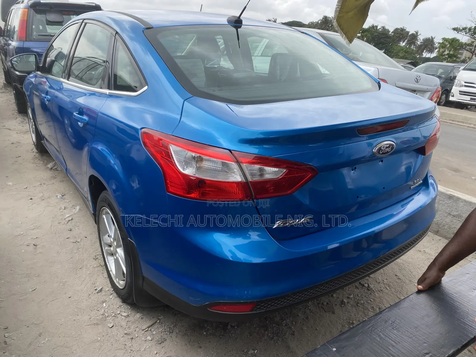 Ford Focus SE Sedan FWD (2.0L 4cyl 5M) 2013 Blue