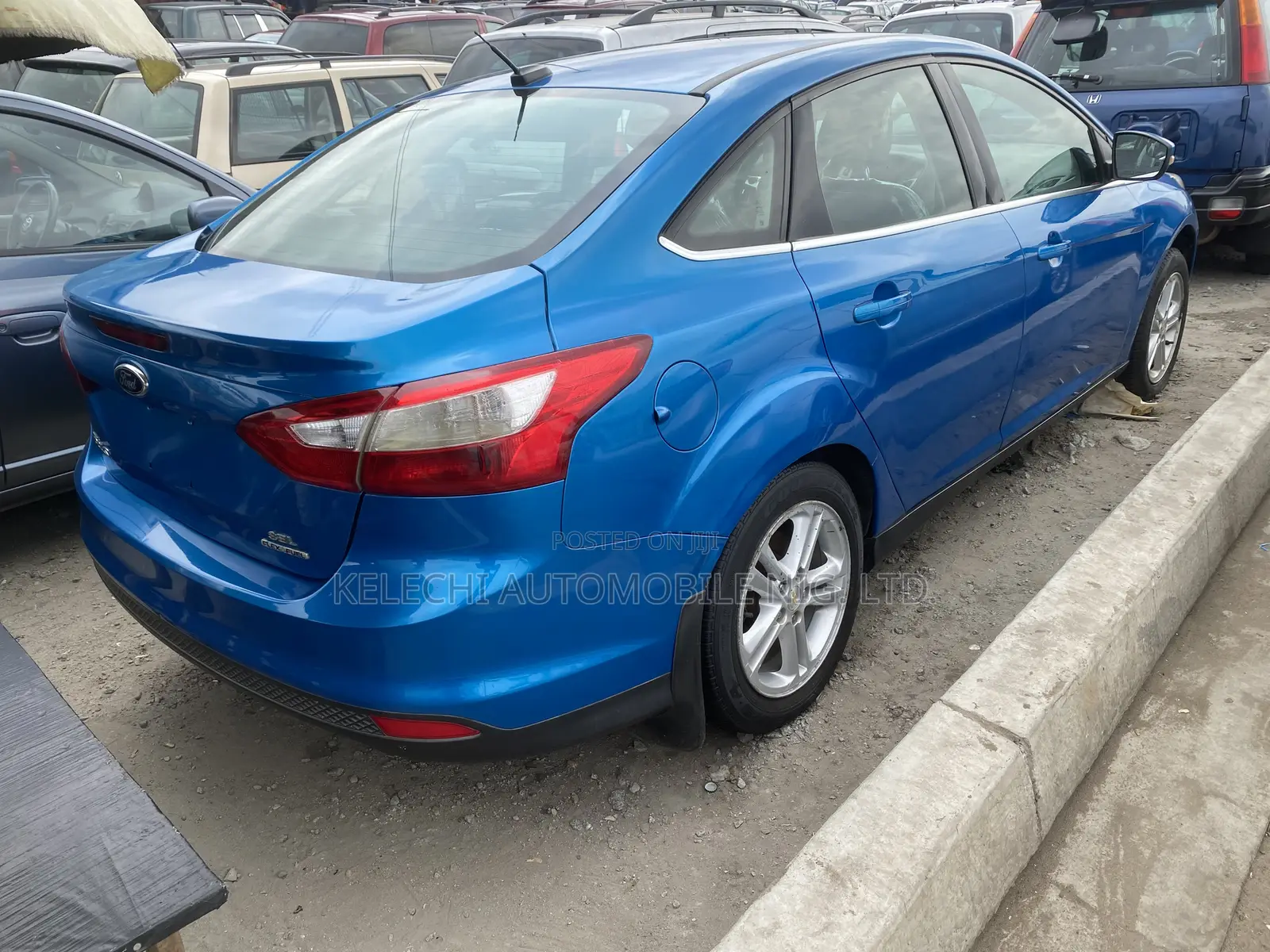 Ford Focus SE Sedan FWD (2.0L 4cyl 5M) 2013 Blue