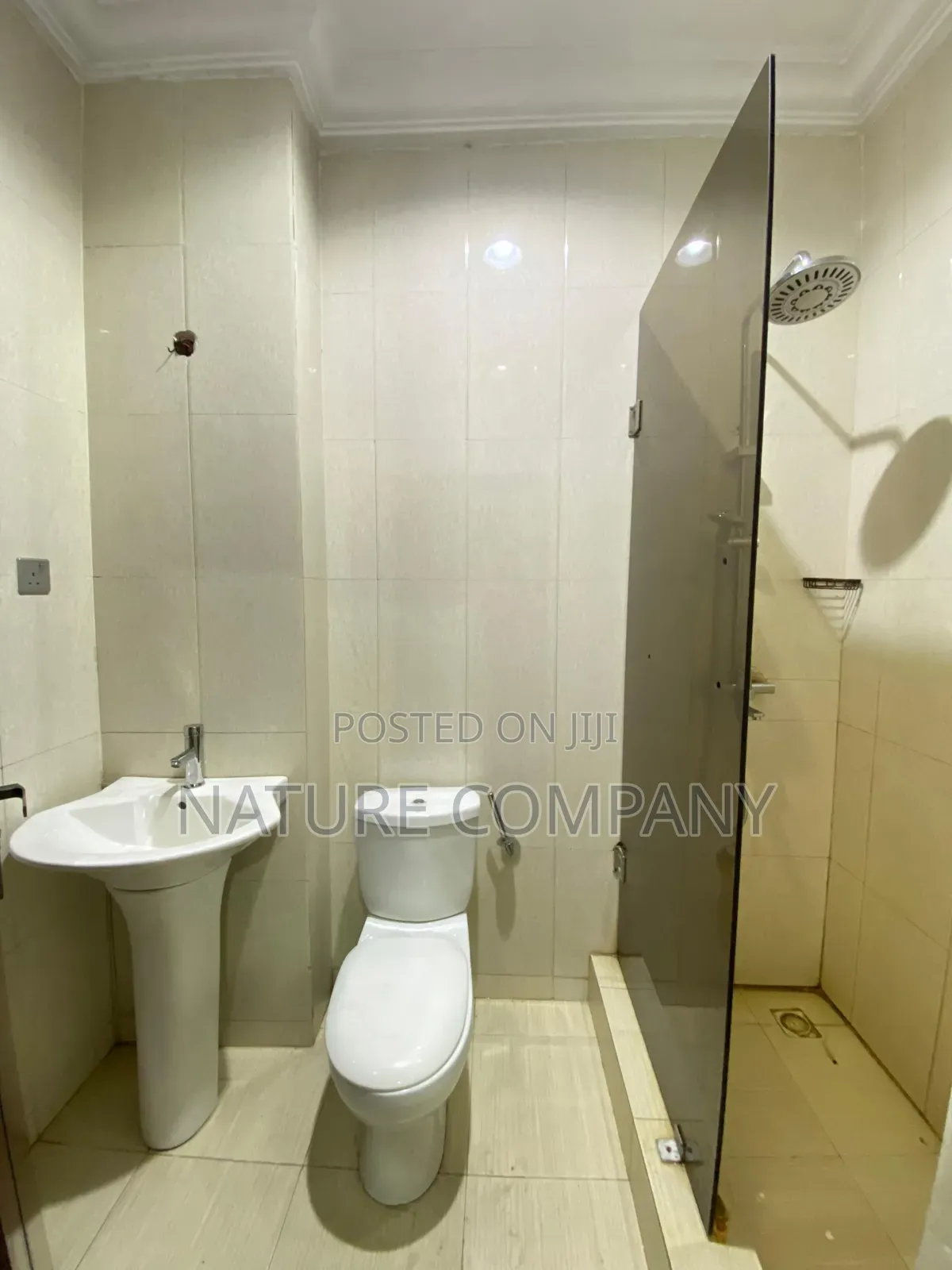 3bdrm Block of Flats in Chevron Drive Estate for rent
