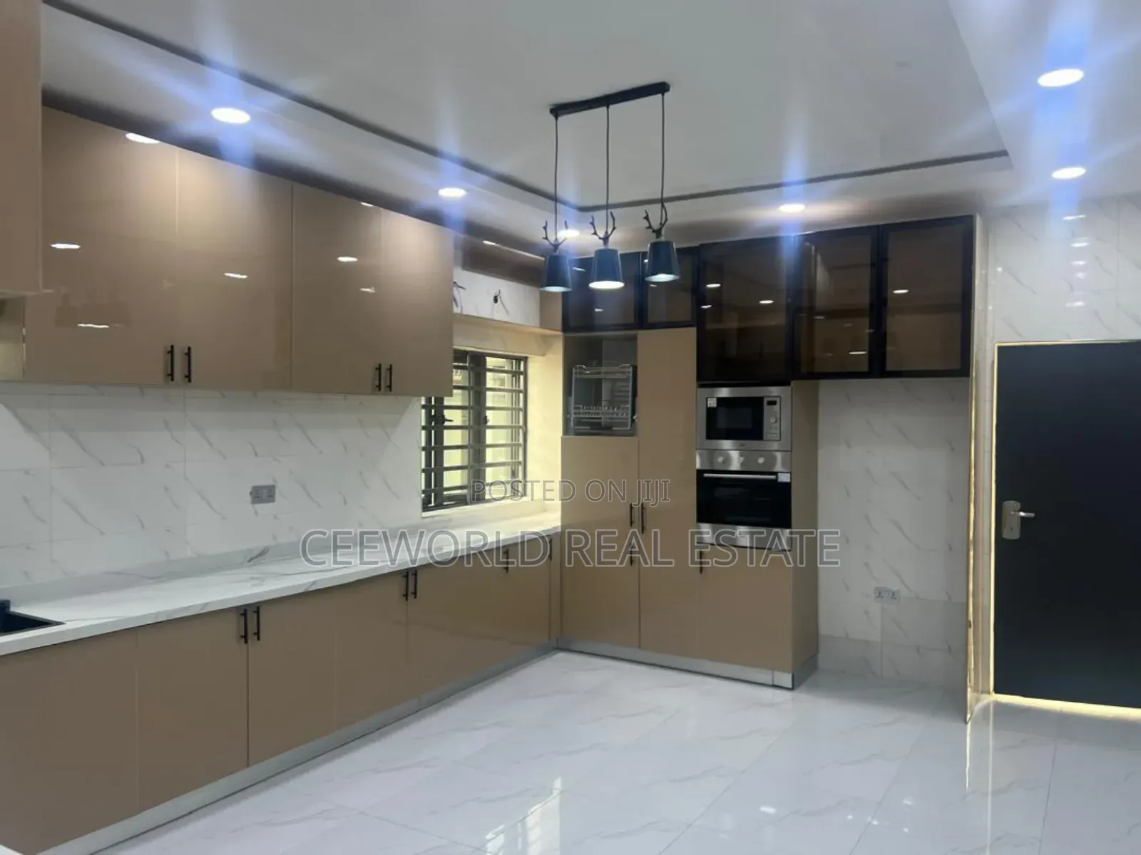 5bdrm Duplex in Oluyole Estate, Blue for sale