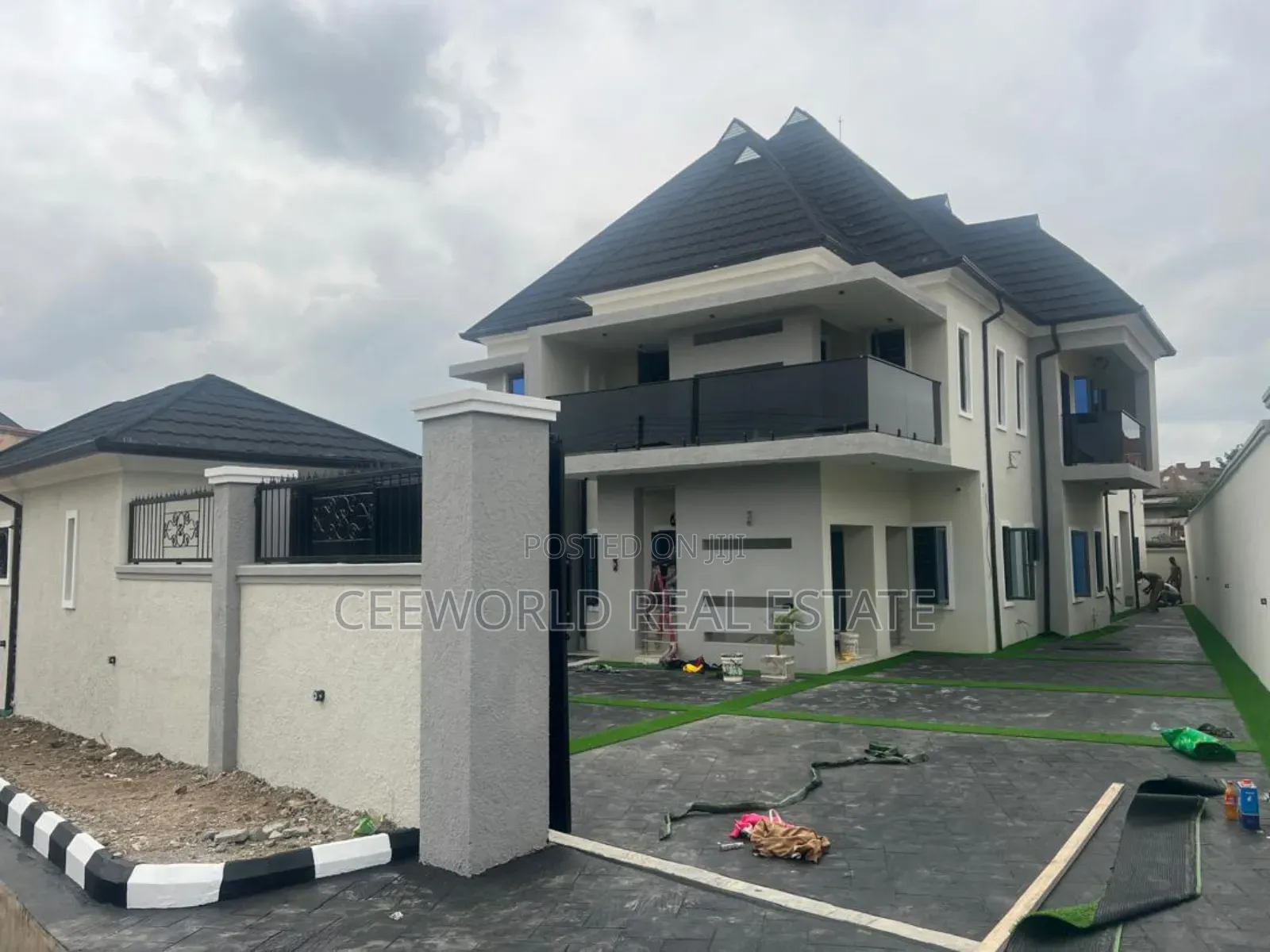 5bdrm Duplex in Oluyole Estate, Blue for sale