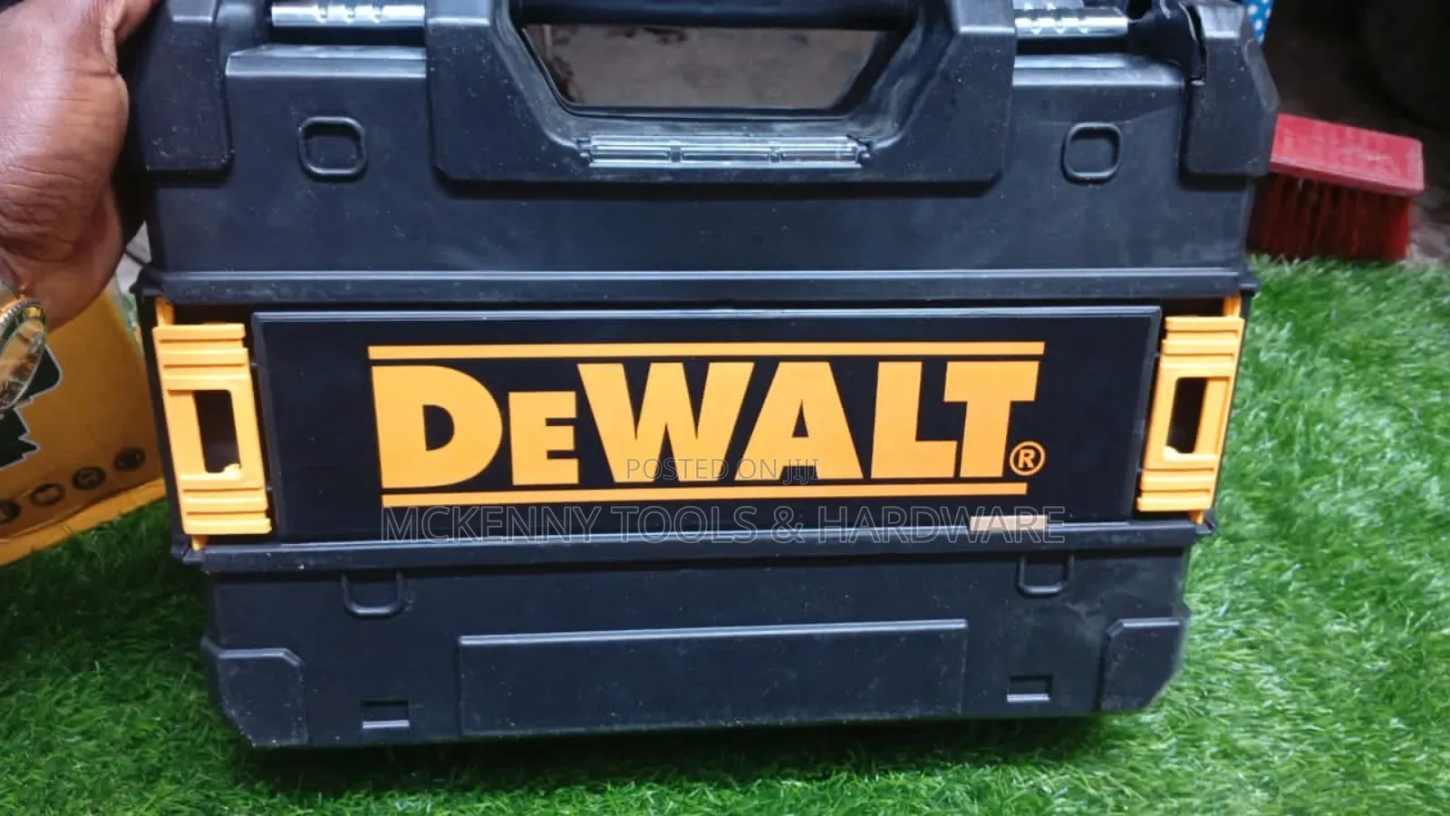 Dewalt 16-Line Laser Level, Likely a 4d Self-Leveling Green