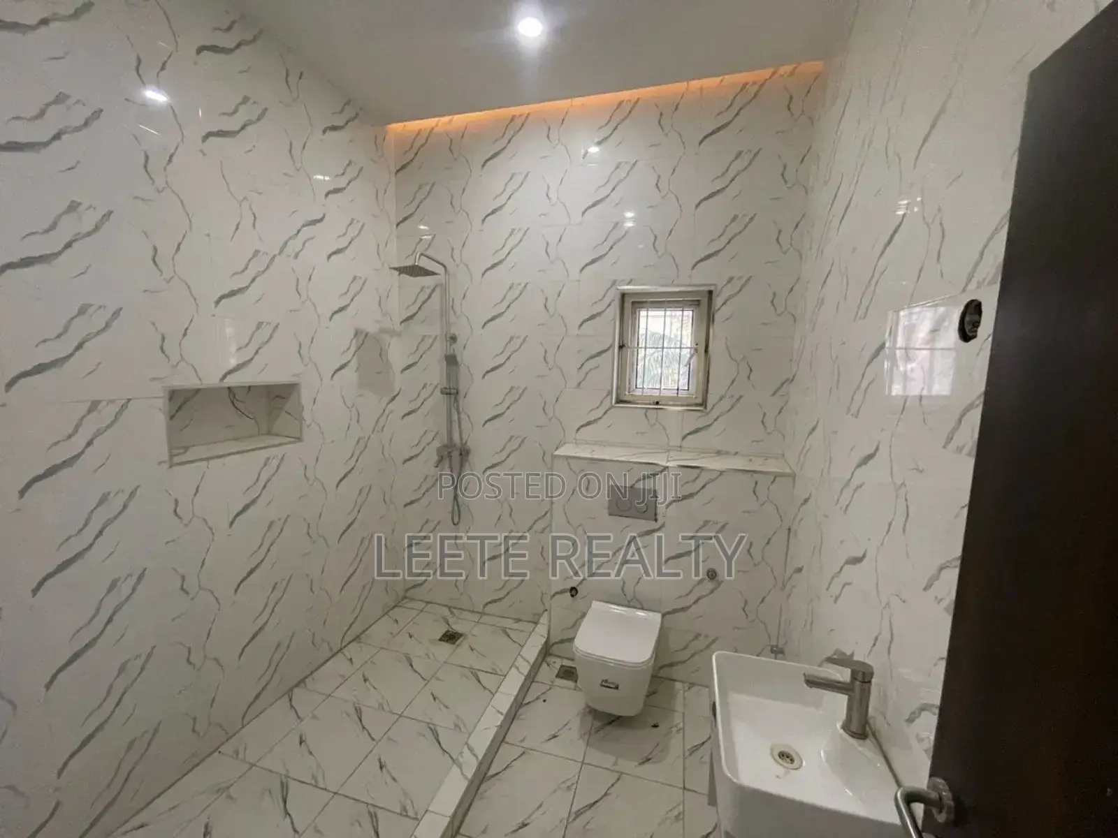 5bdrm Duplex in Gwarinpa for sale