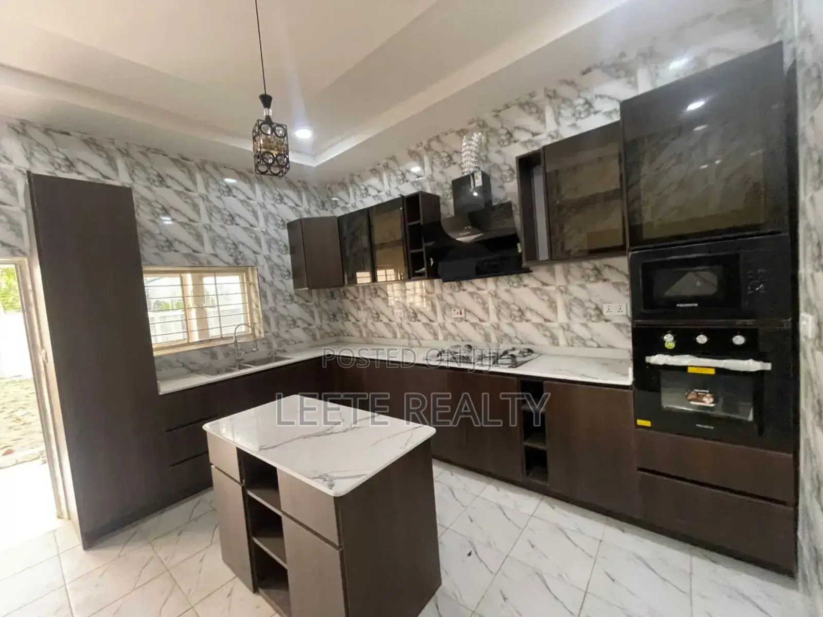 5bdrm Duplex in Gwarinpa for sale