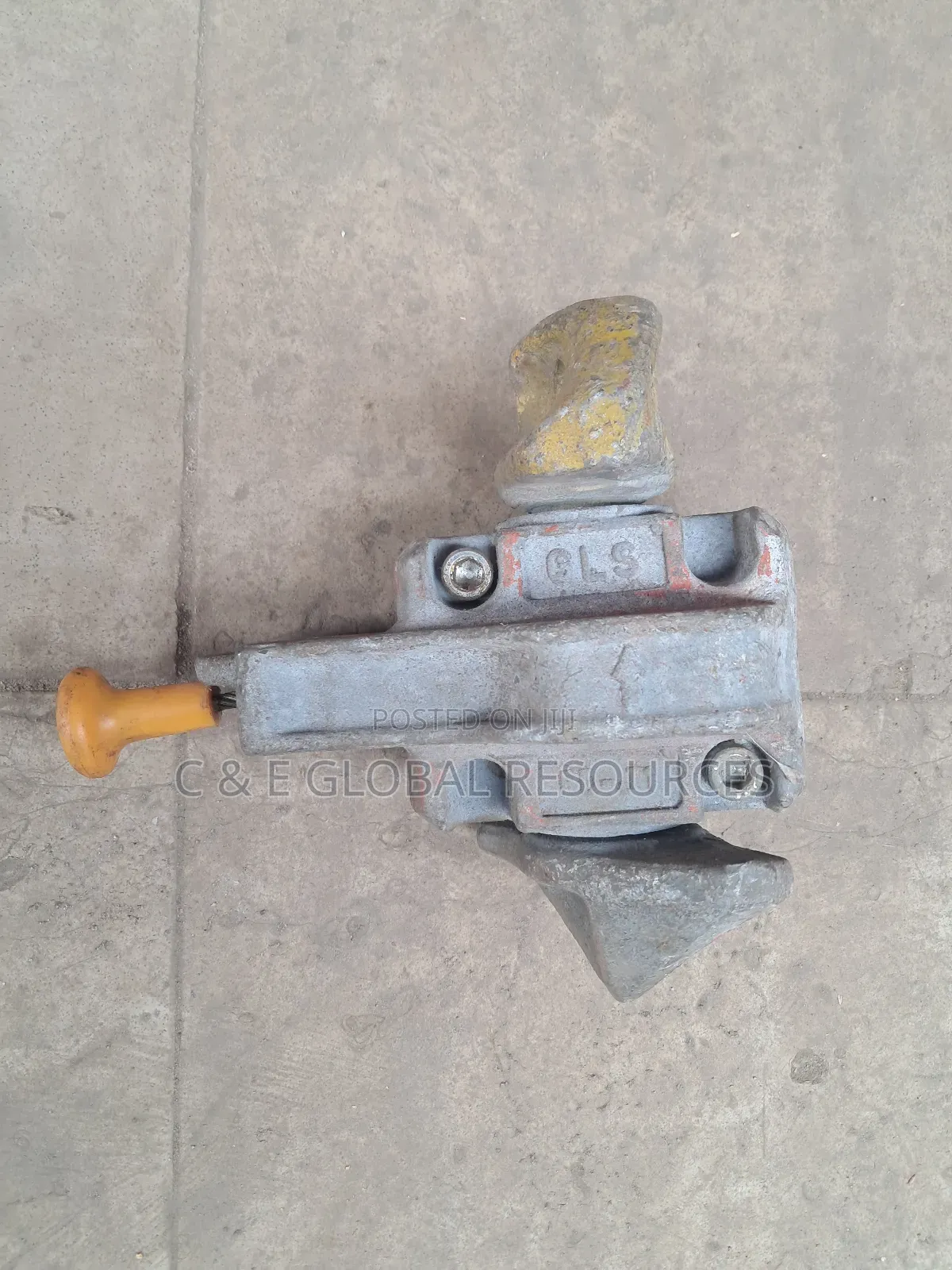 Semi-Automatic Container Lashing Twist Lock