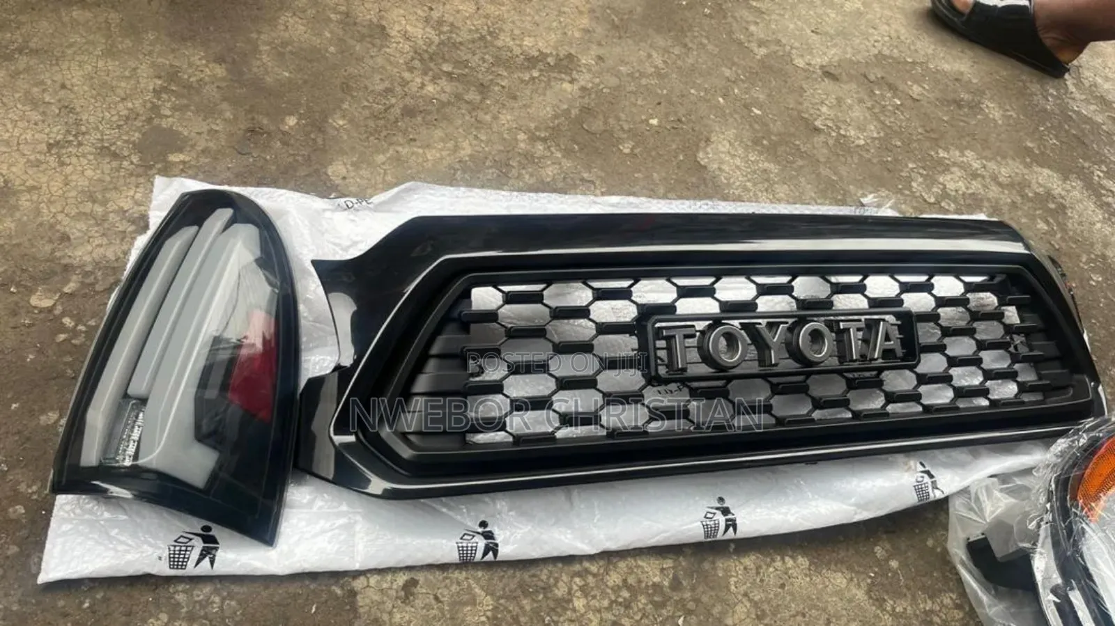 Headlight and Front Grill for Toyota Tacoma 2012 Is Availabl