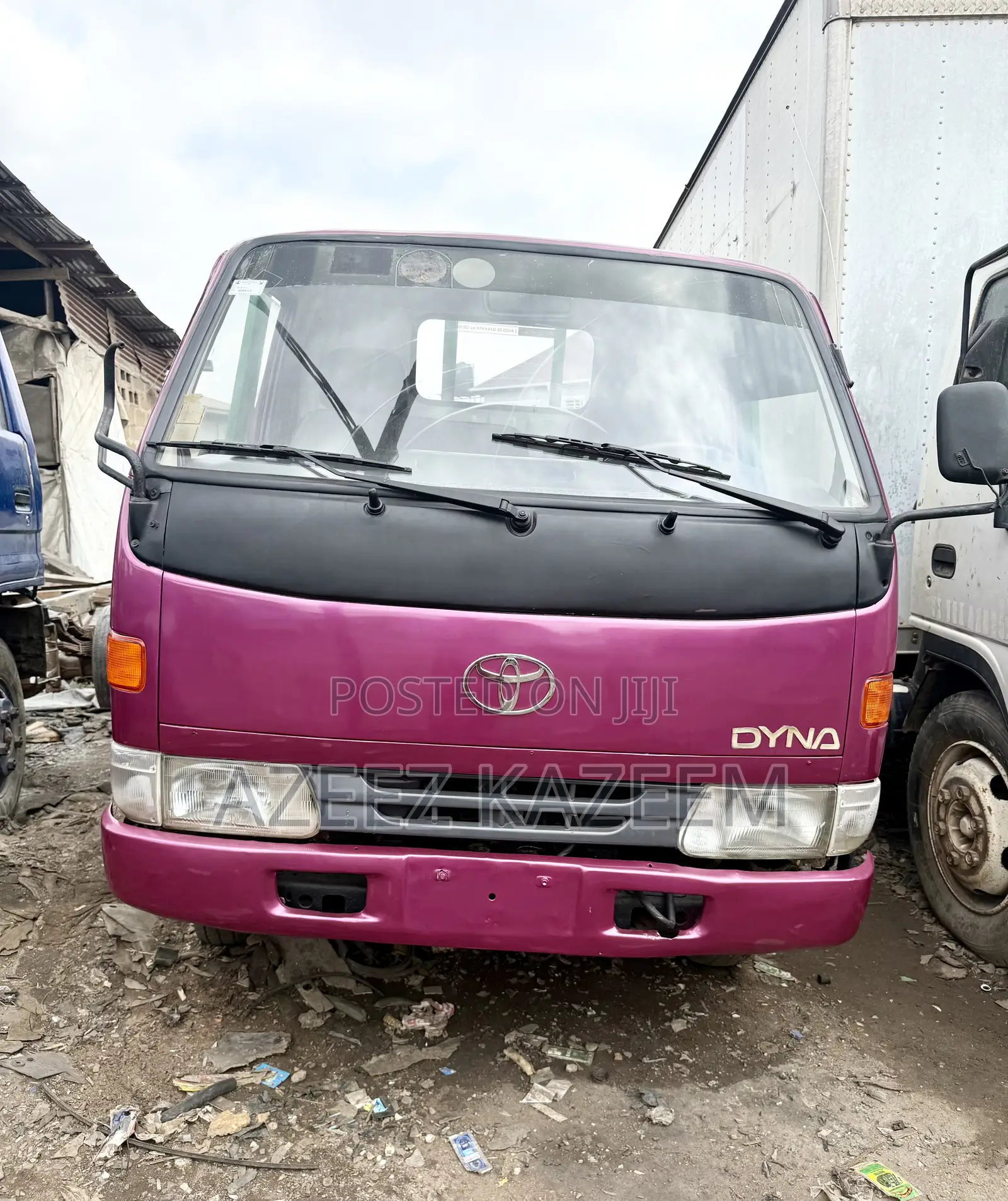Toyota Dyna 2000 Pink
