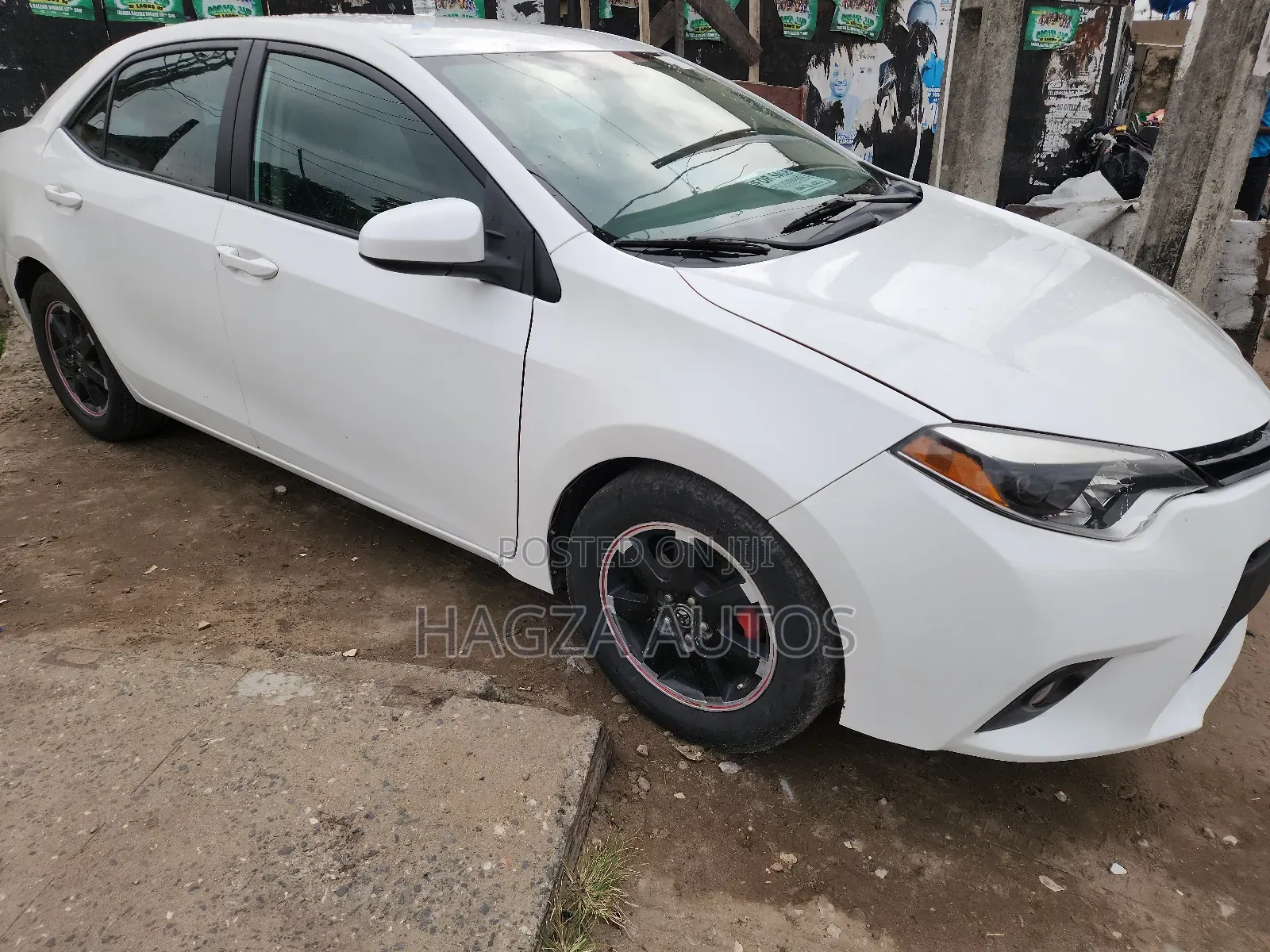 Toyota Corolla LE Premium 4dr Sedan (1.8L 4cyl CVT) 2015 White