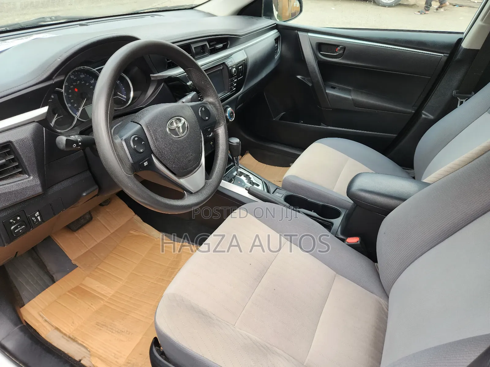 Toyota Corolla LE Premium 4dr Sedan (1.8L 4cyl CVT) 2015 White
