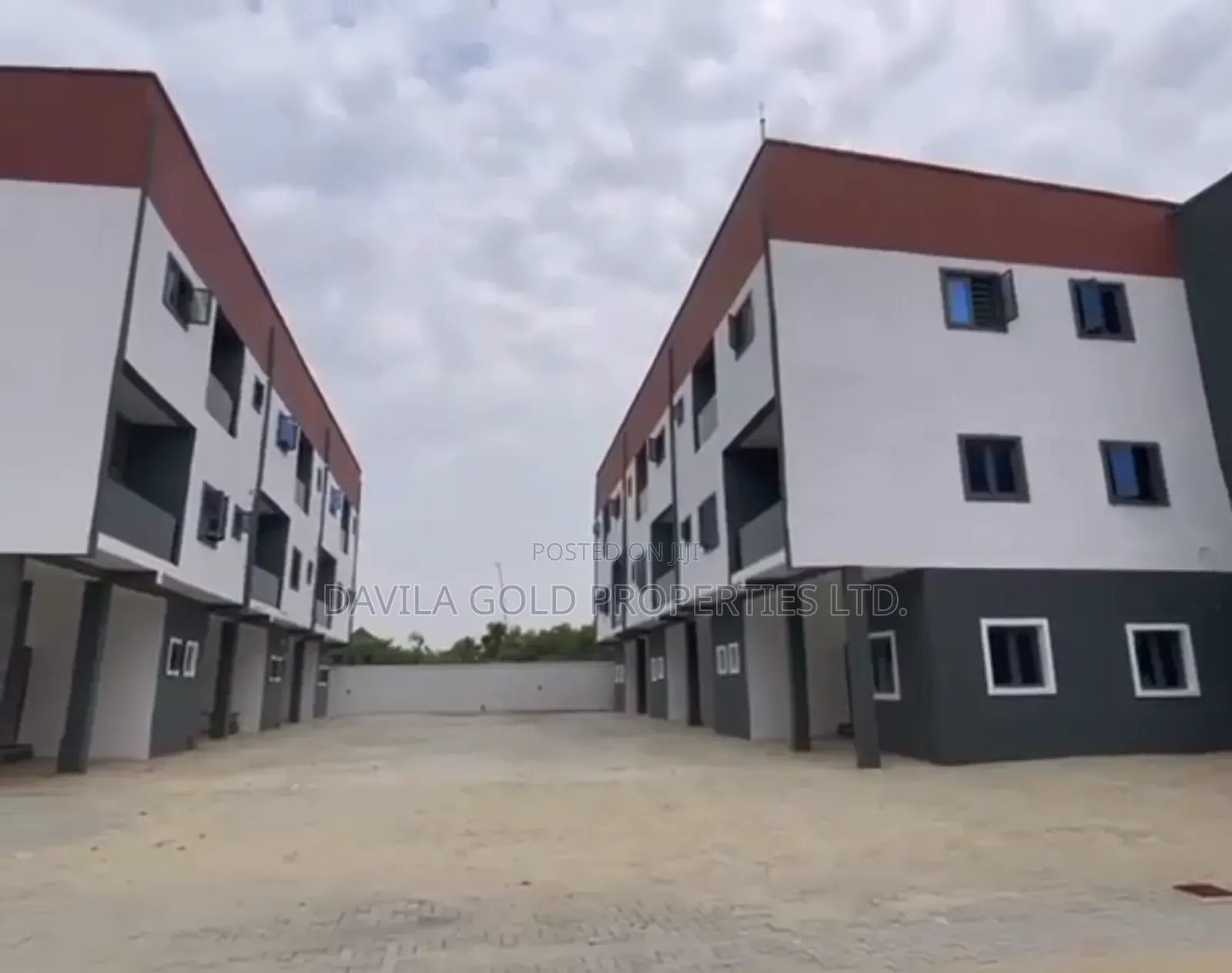 20bdrm Apartment in Lekki for sale