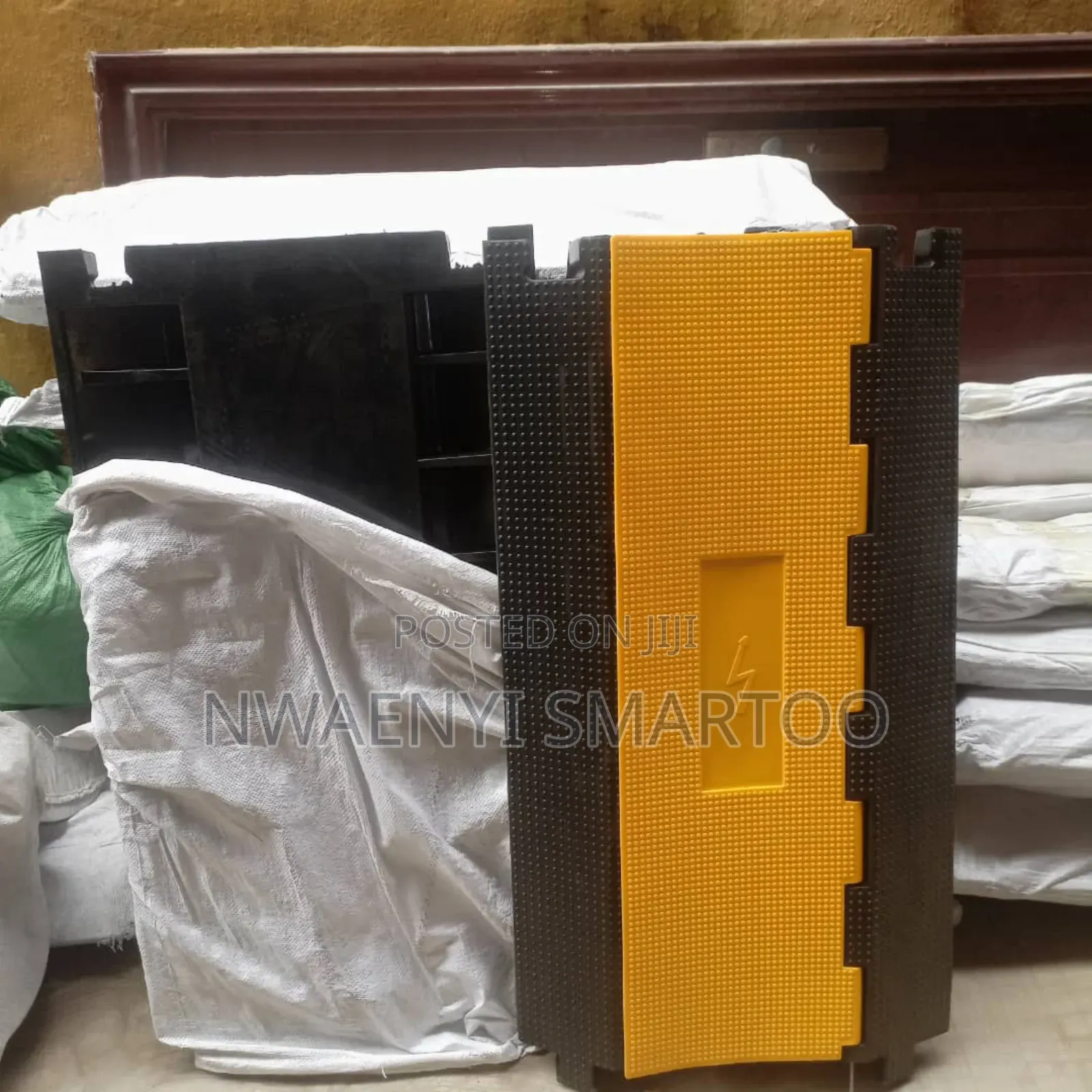 Speed Breaker With Cable Space