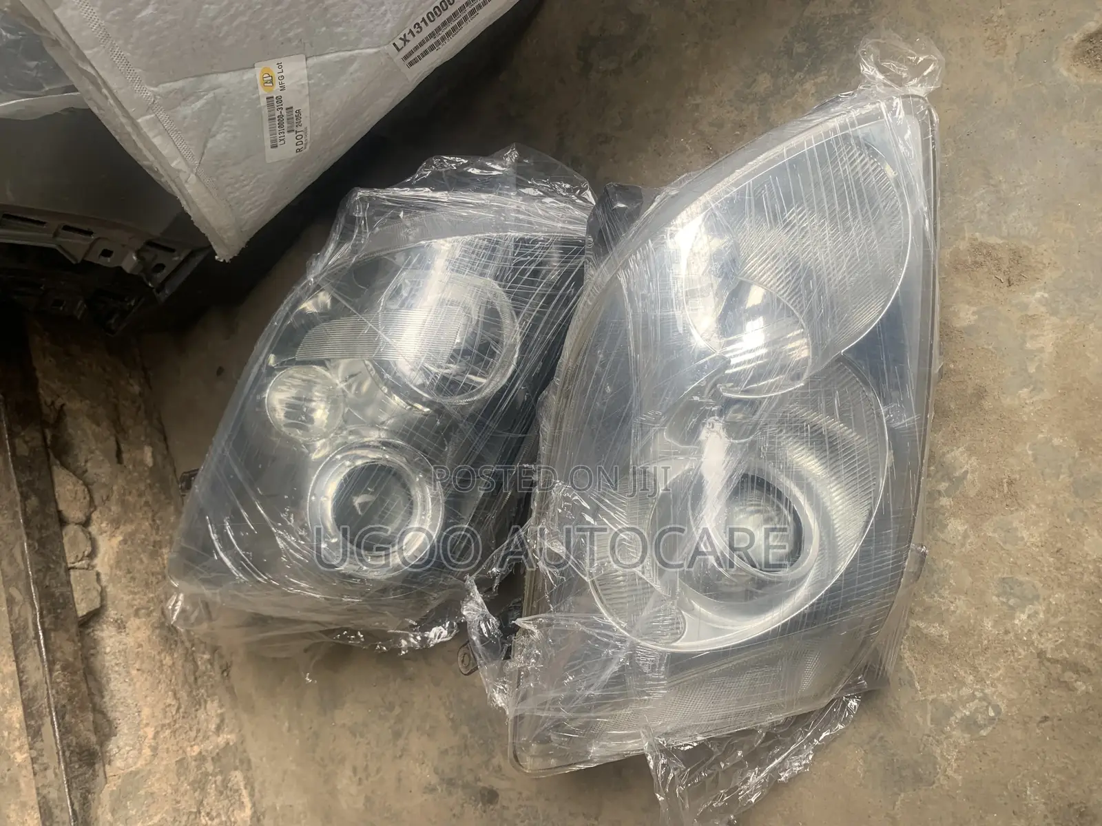 Headlamp Avensis 2005