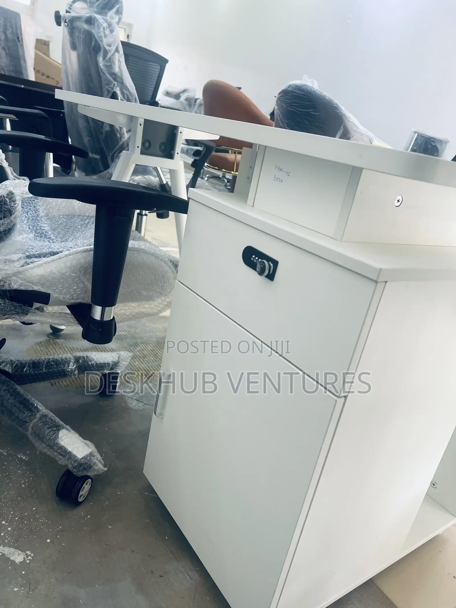 1.2m White Smart Table With Gaming Chair