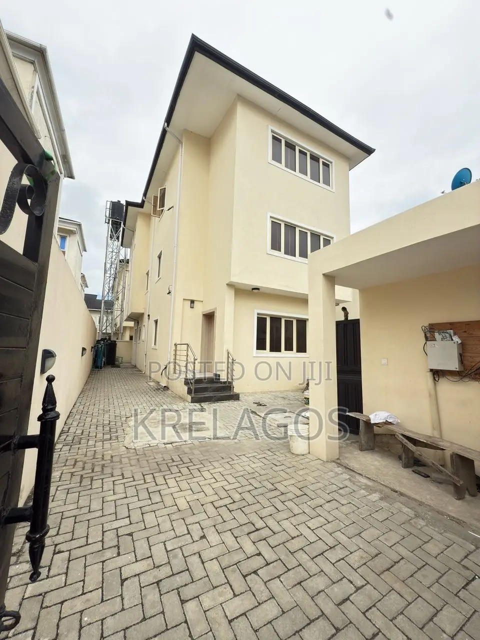 5bdrm Duplex in Idado for sale