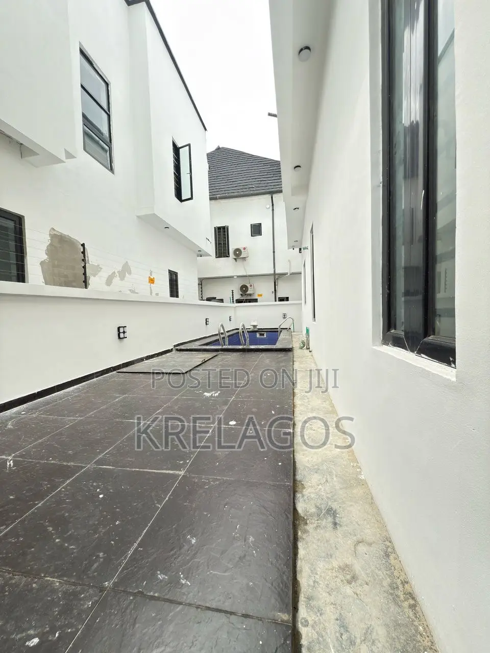 5bdrm Duplex in Chevron for sale