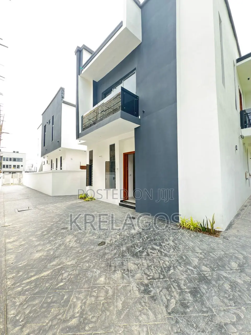 4bdrm Duplex in Chevron for sale
