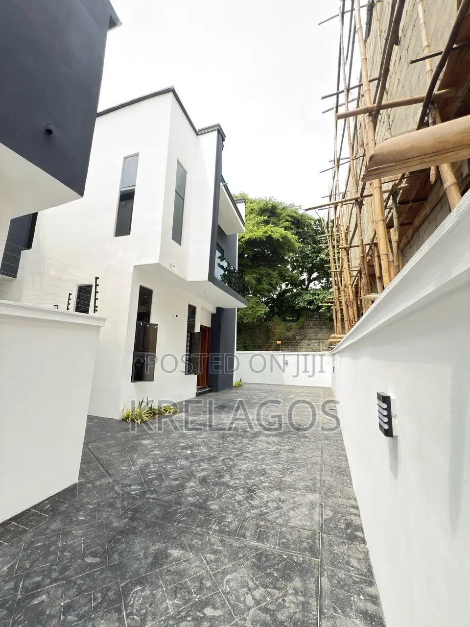 4bdrm Duplex in Chevron for sale