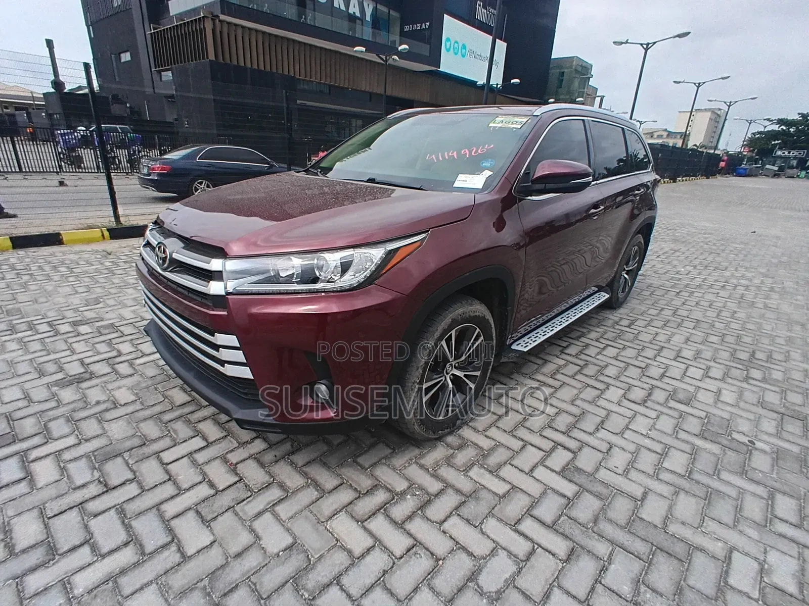Toyota Highlander XLE 4x4 V6 (3.5L 6cyl 8A) 2017 Red