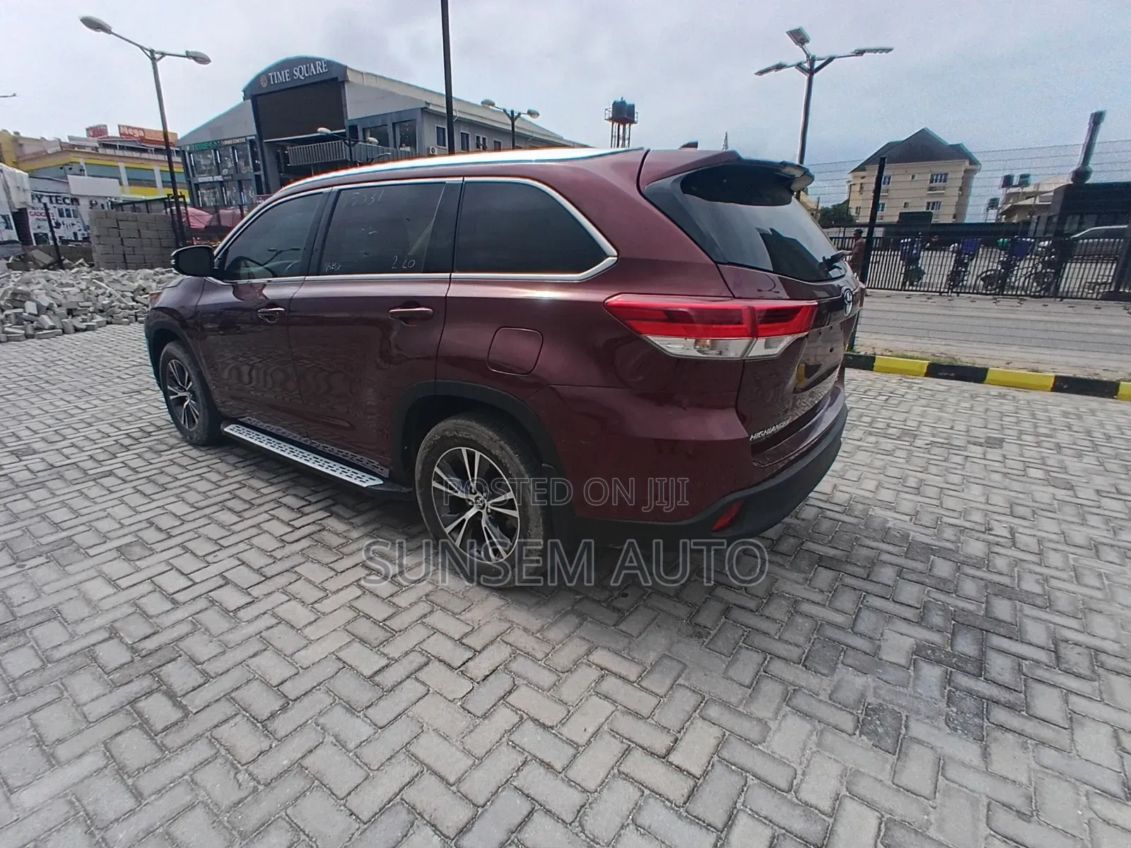 Toyota Highlander XLE 4x4 V6 (3.5L 6cyl 8A) 2017 Red