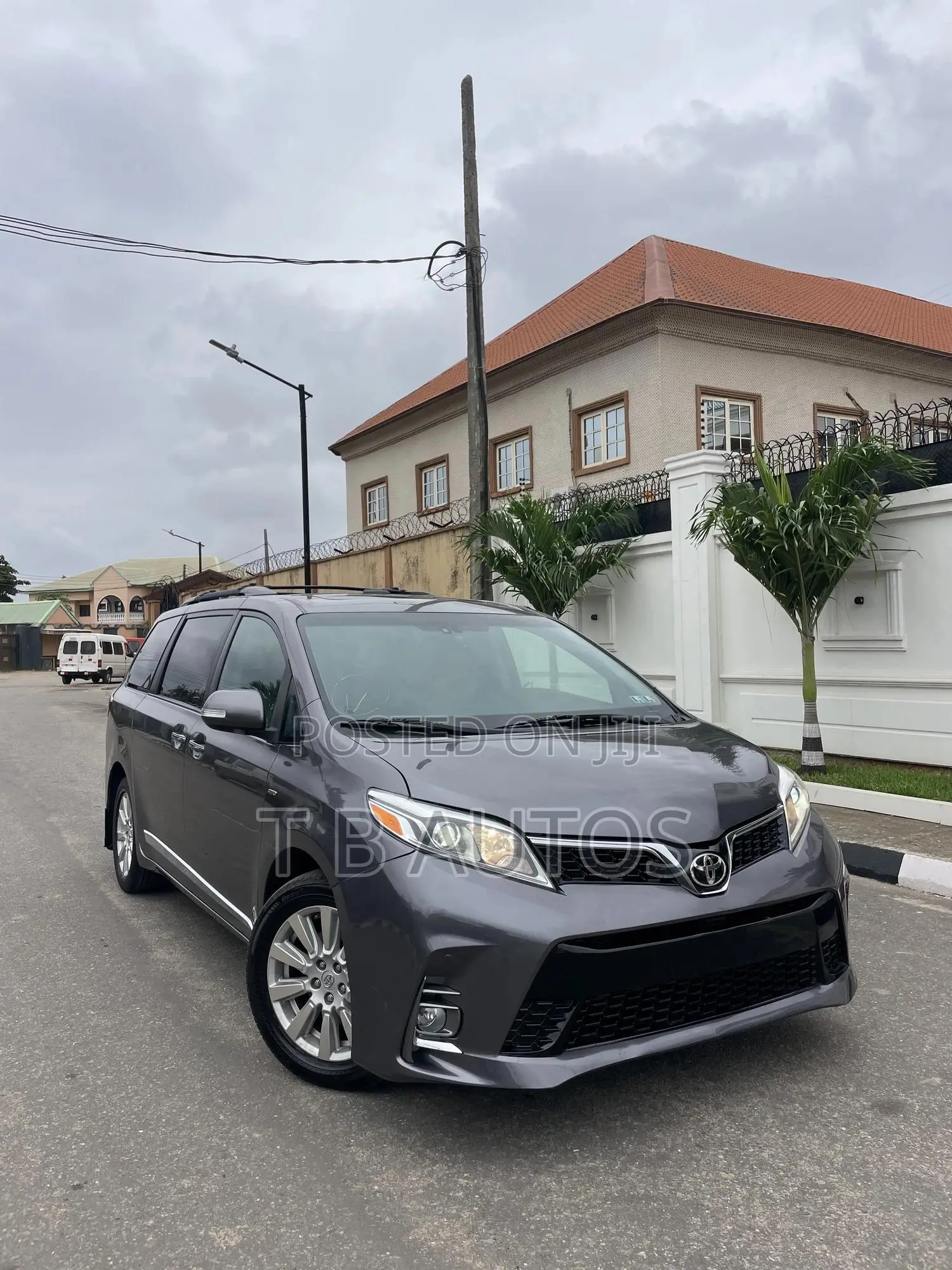 Toyota Sienna Limited Premium 7 Passenger (3.5L 6cyl 8A) 2017 Gray