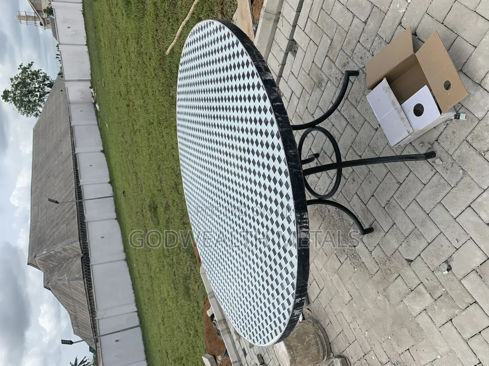 Gardening Round Chessboard Table